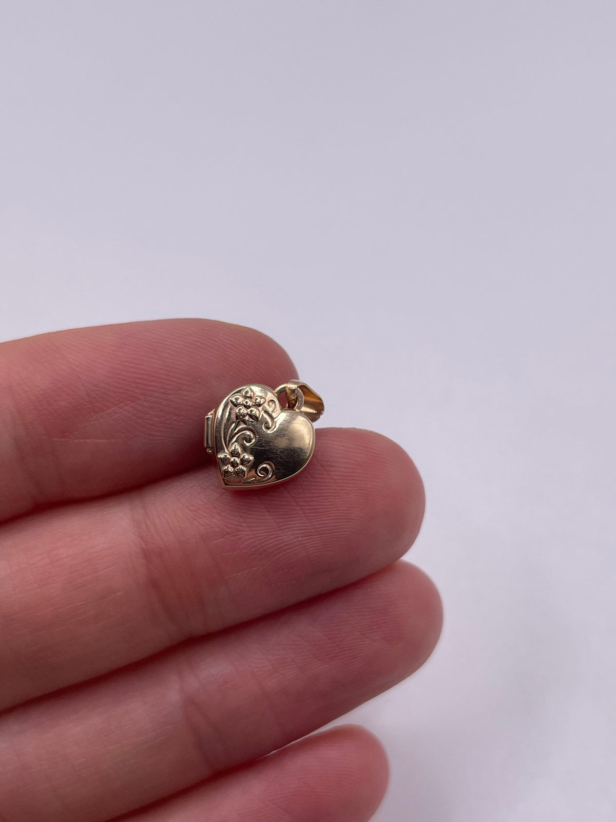 9ct gold heart locket pendant