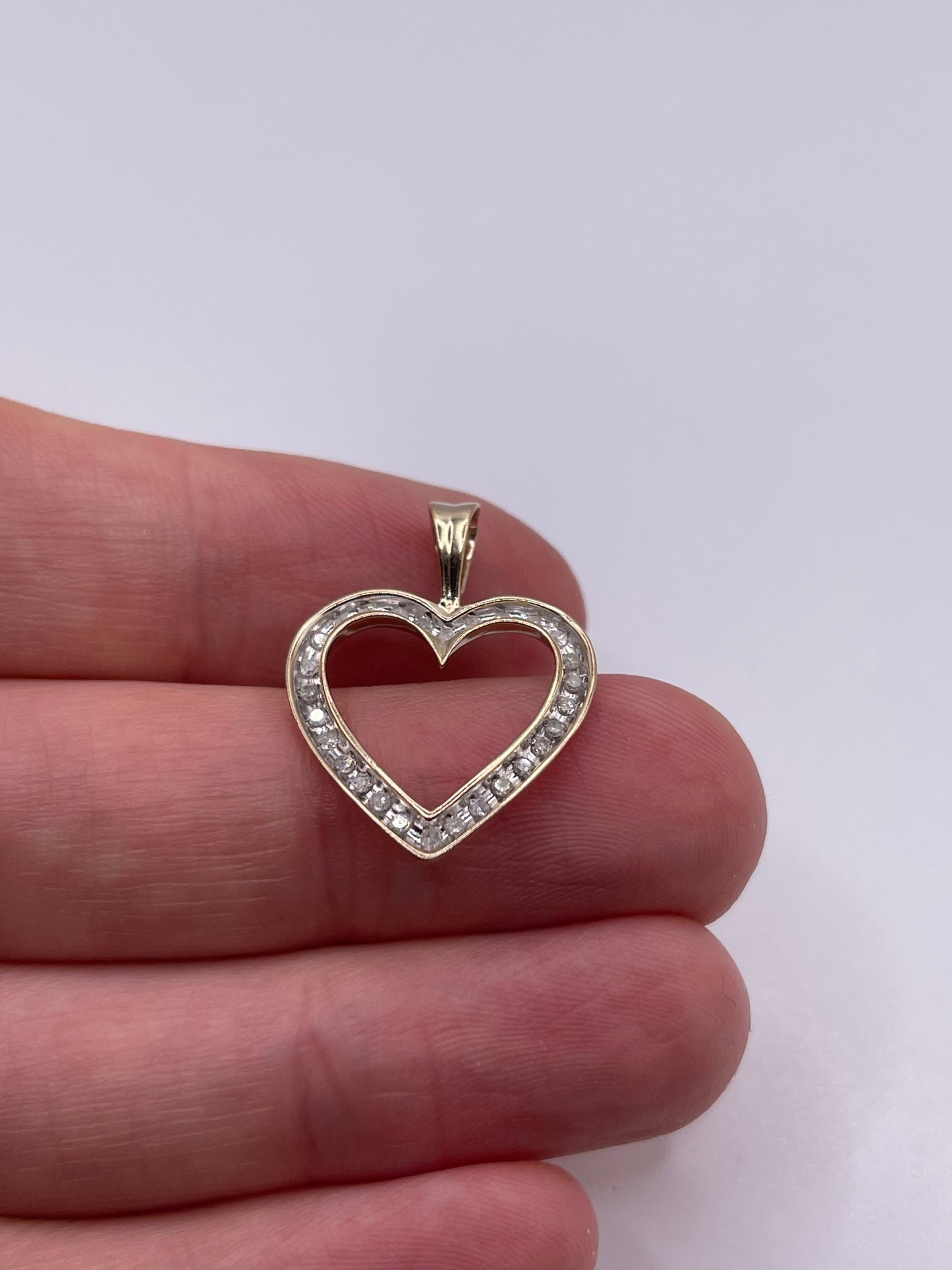 9ct gold diamond heart pendant