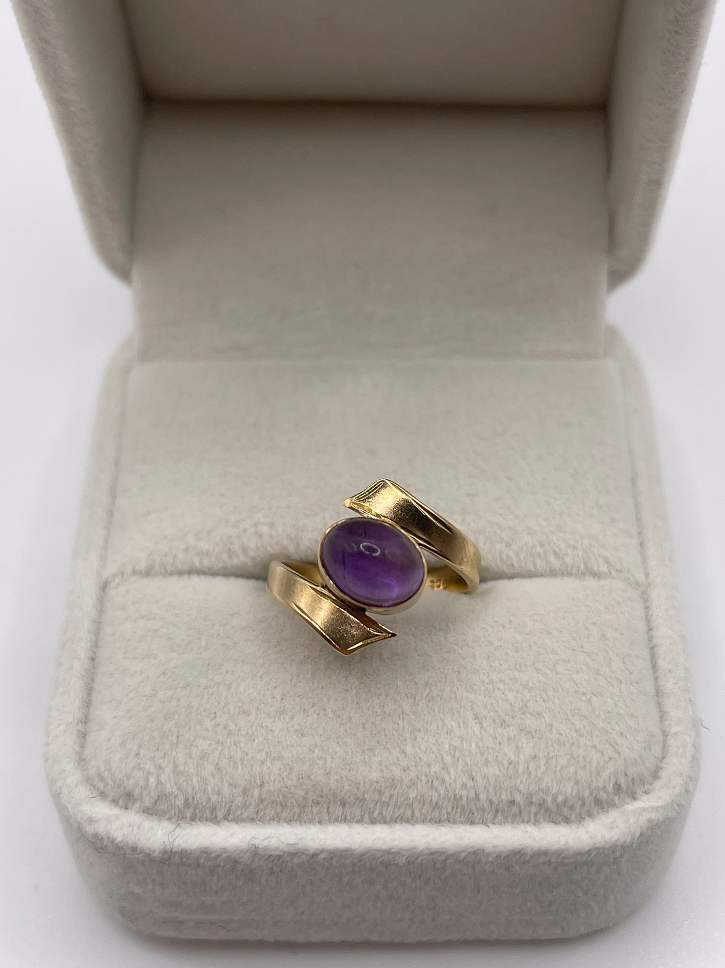 9ct gold cabochon amethyst ring
