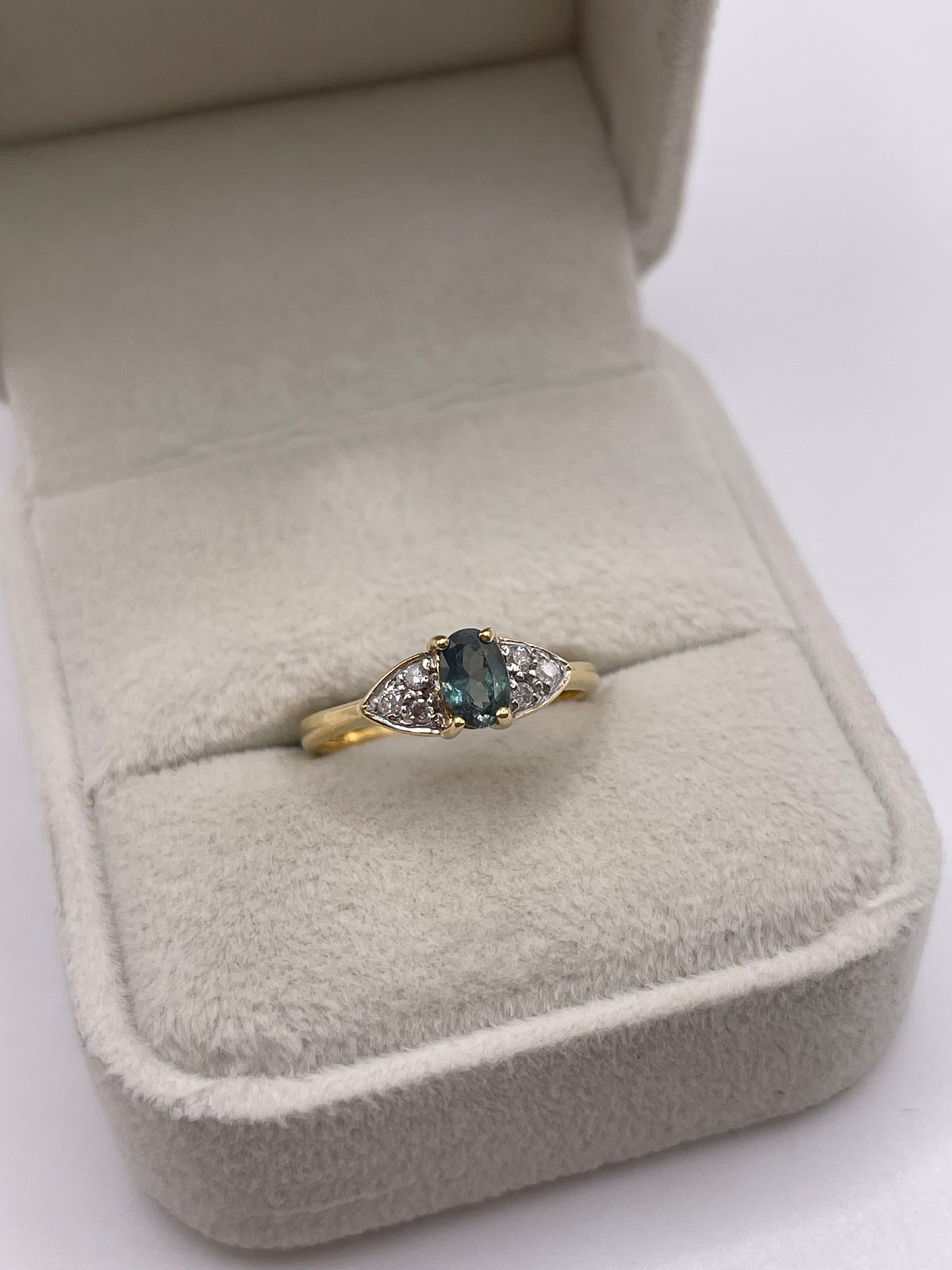 18ct gold alexandrite and diamond ring
