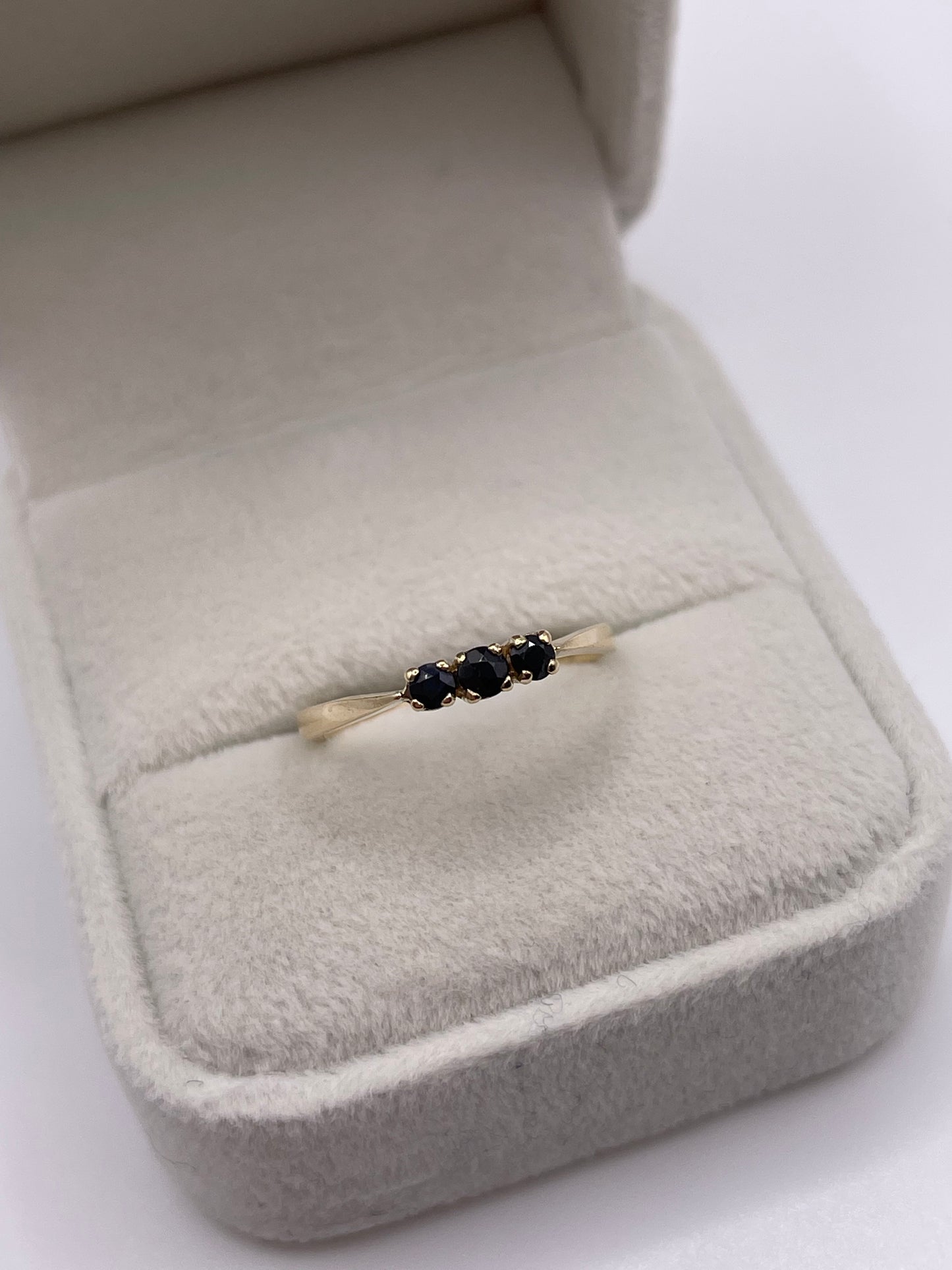 9ct gold sapphire ring