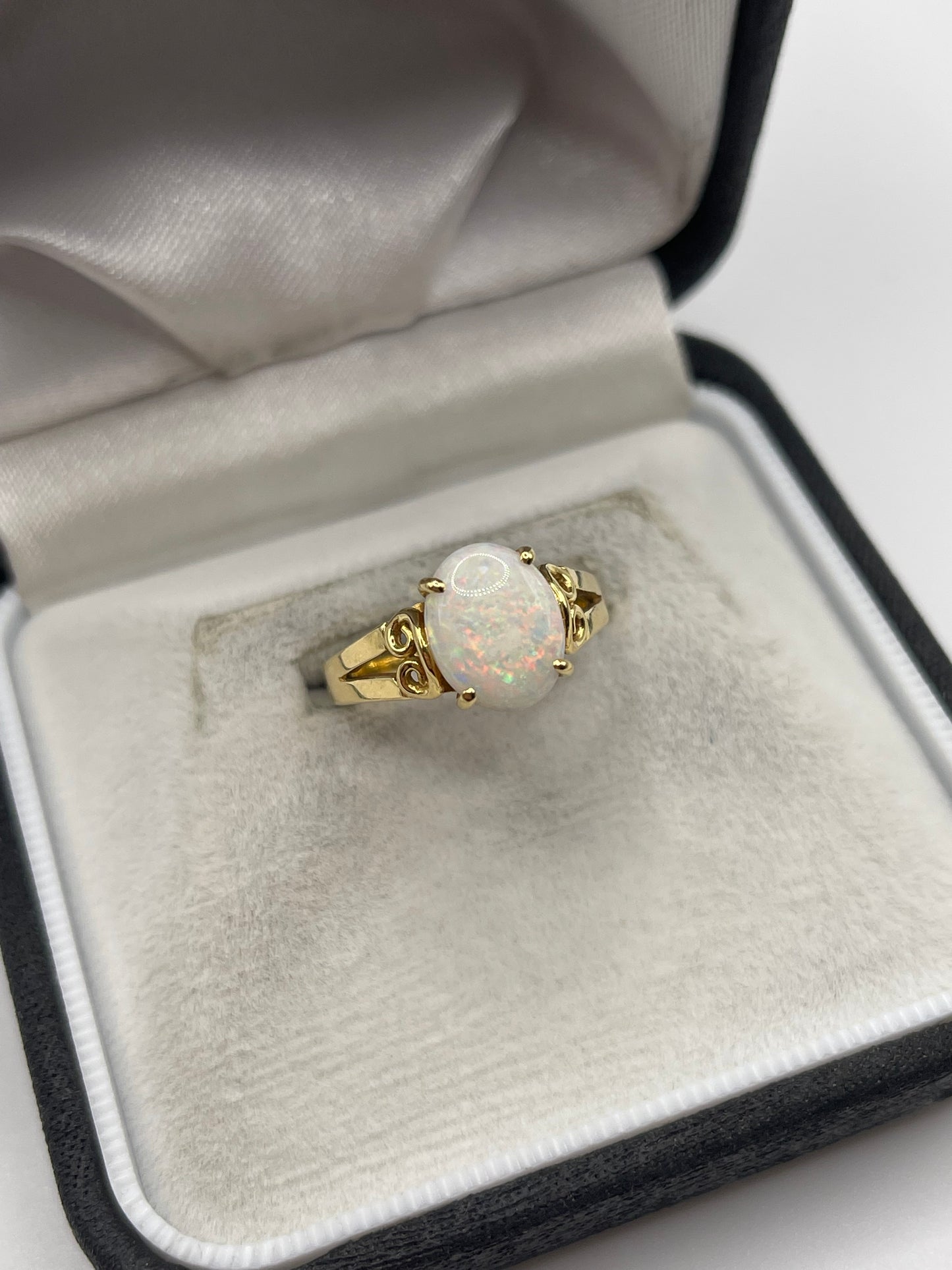 18ct gold opal ring