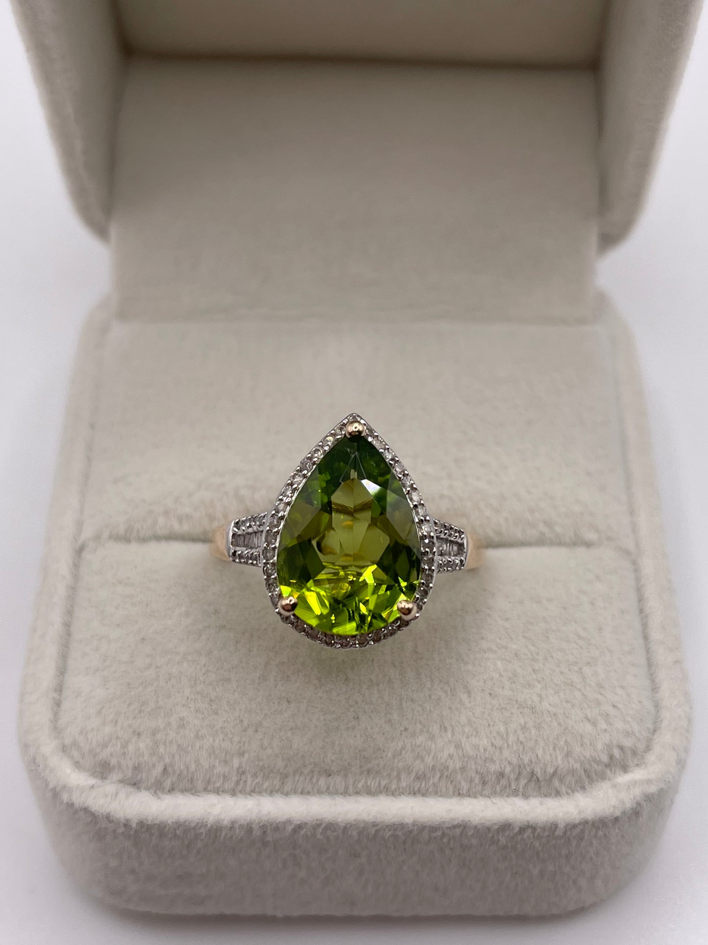 9ct gold peridot and diamond ring
