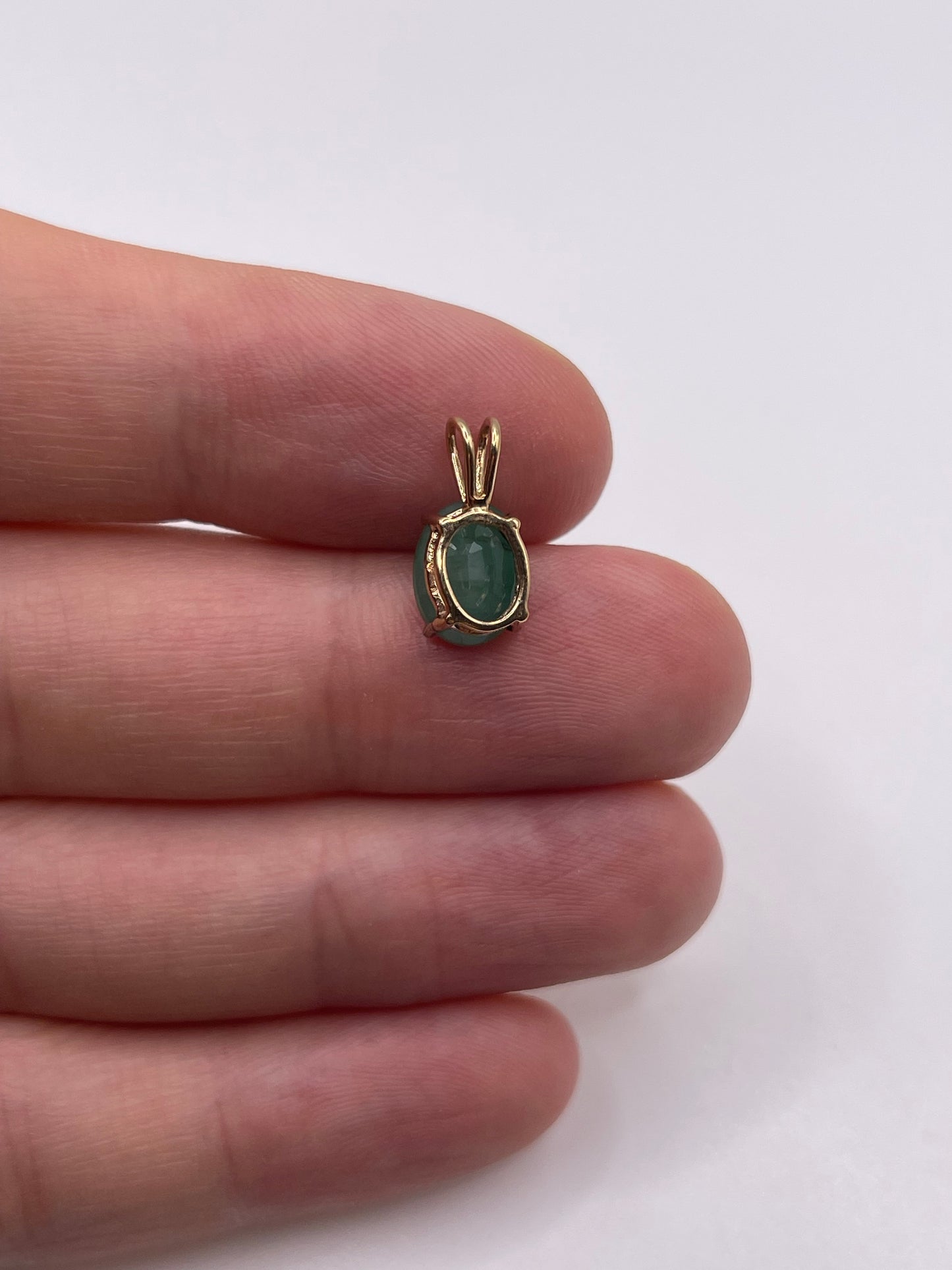 9ct gold emerald pendant