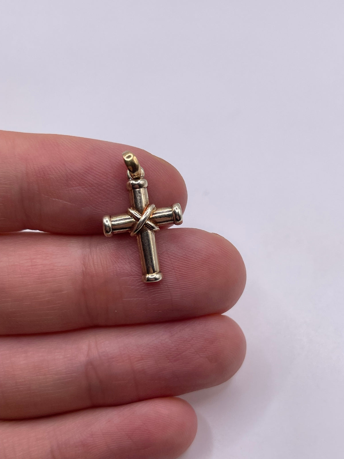 9ct gold cross pendant