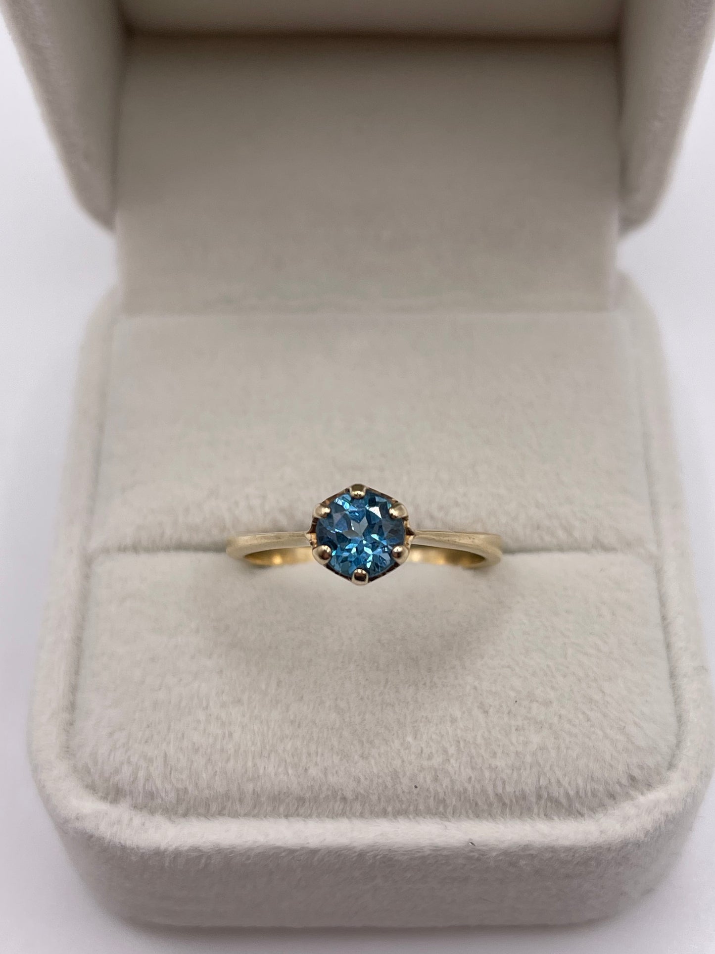 9ct gold blue topaz ring