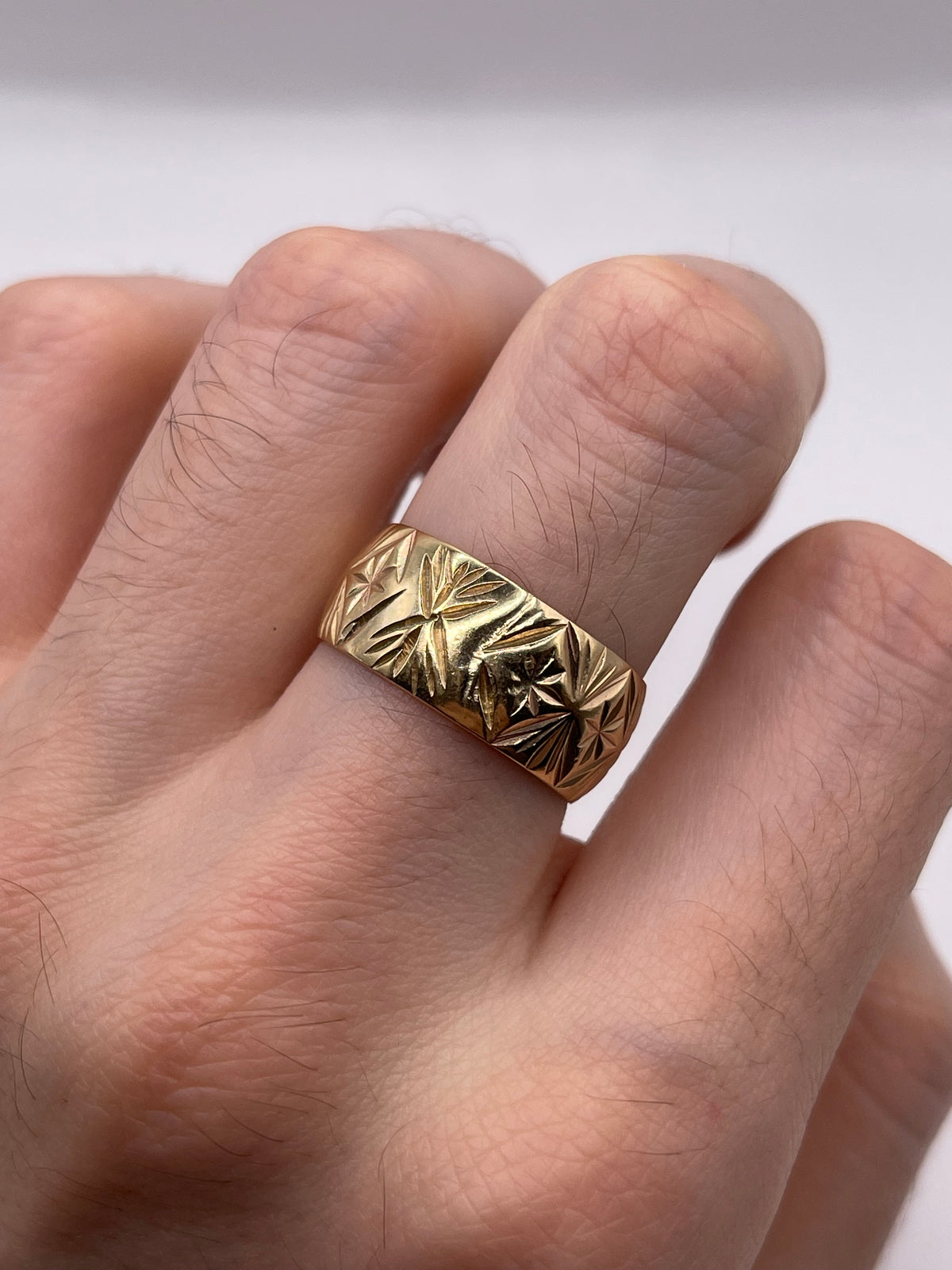 9ct gold patterned band