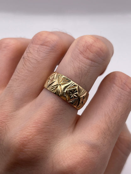 9ct gold patterned band