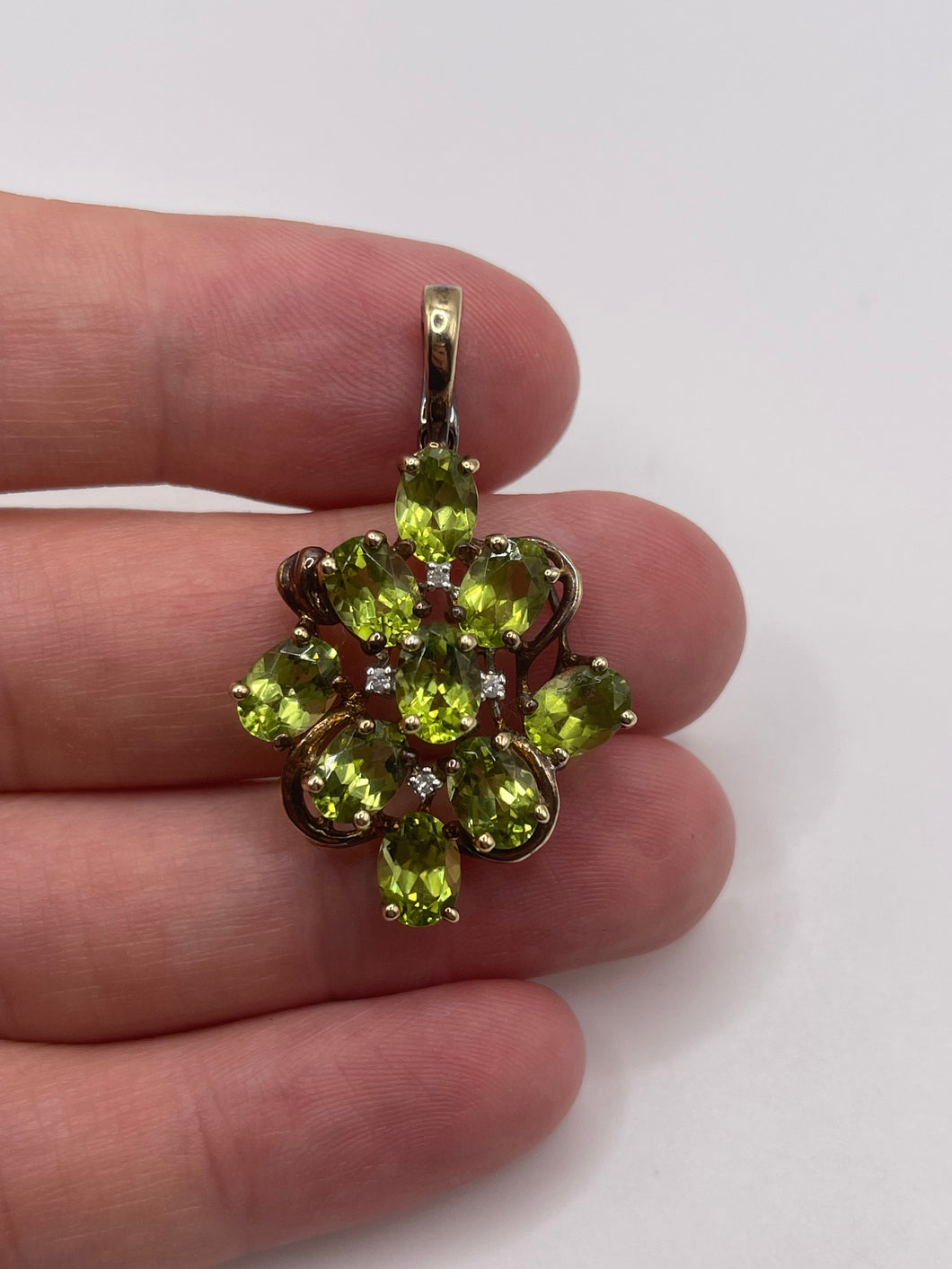 9ct gold peridot and diamond pendant