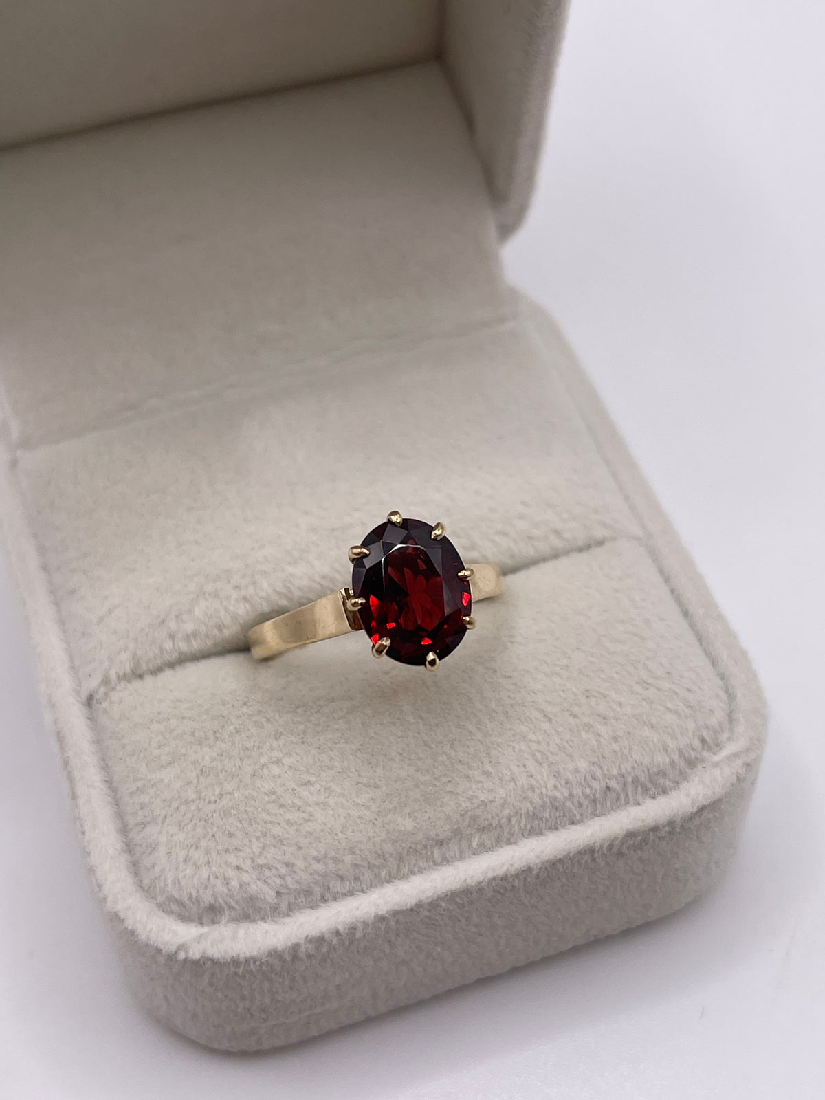 9ct gold garnet ring