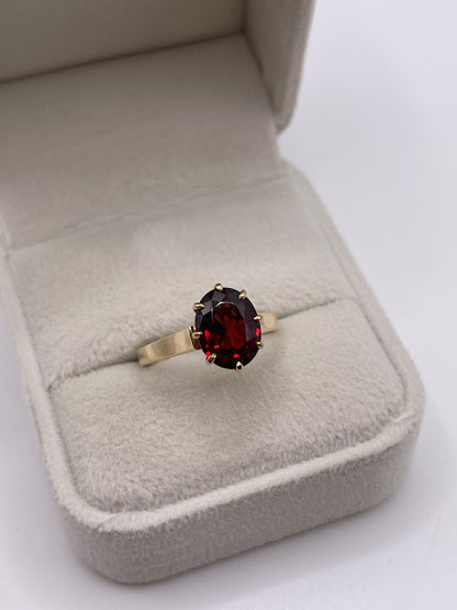 9ct gold garnet ring