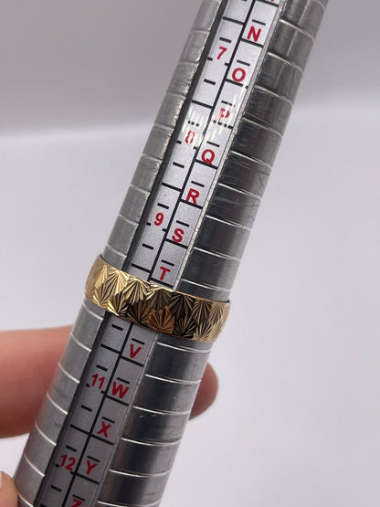 9ct gold patterned band