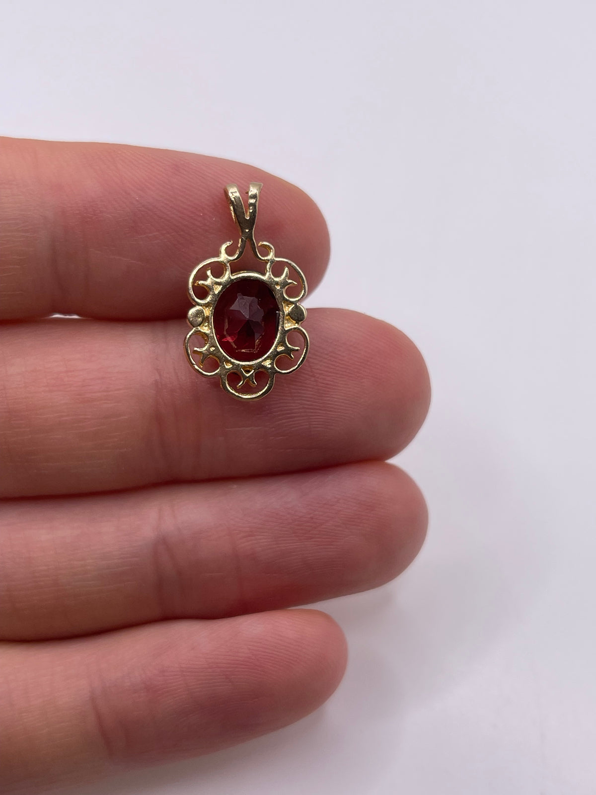 9ct gold garnet pendant