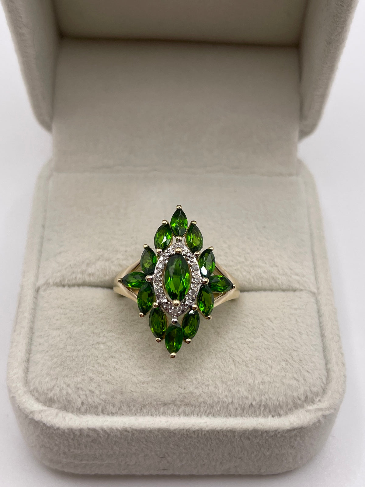9ct gold diopside and diamond ring