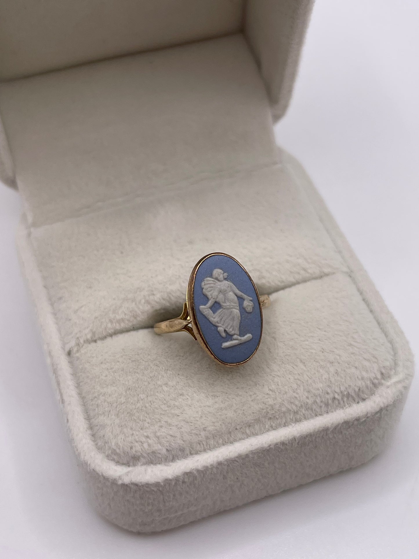 9ct gold Wedgwood cameo ring