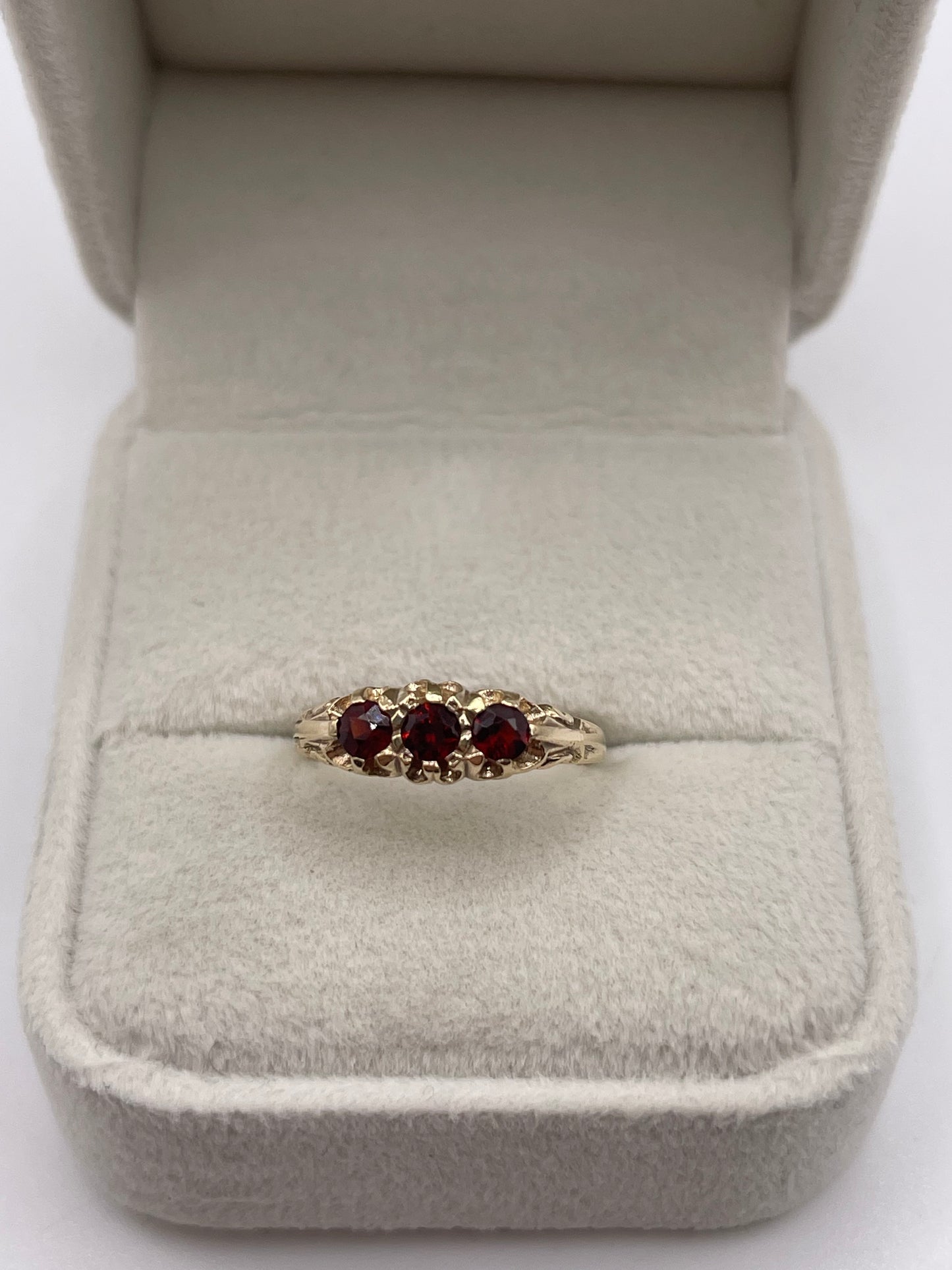 9ct gold garnet ring