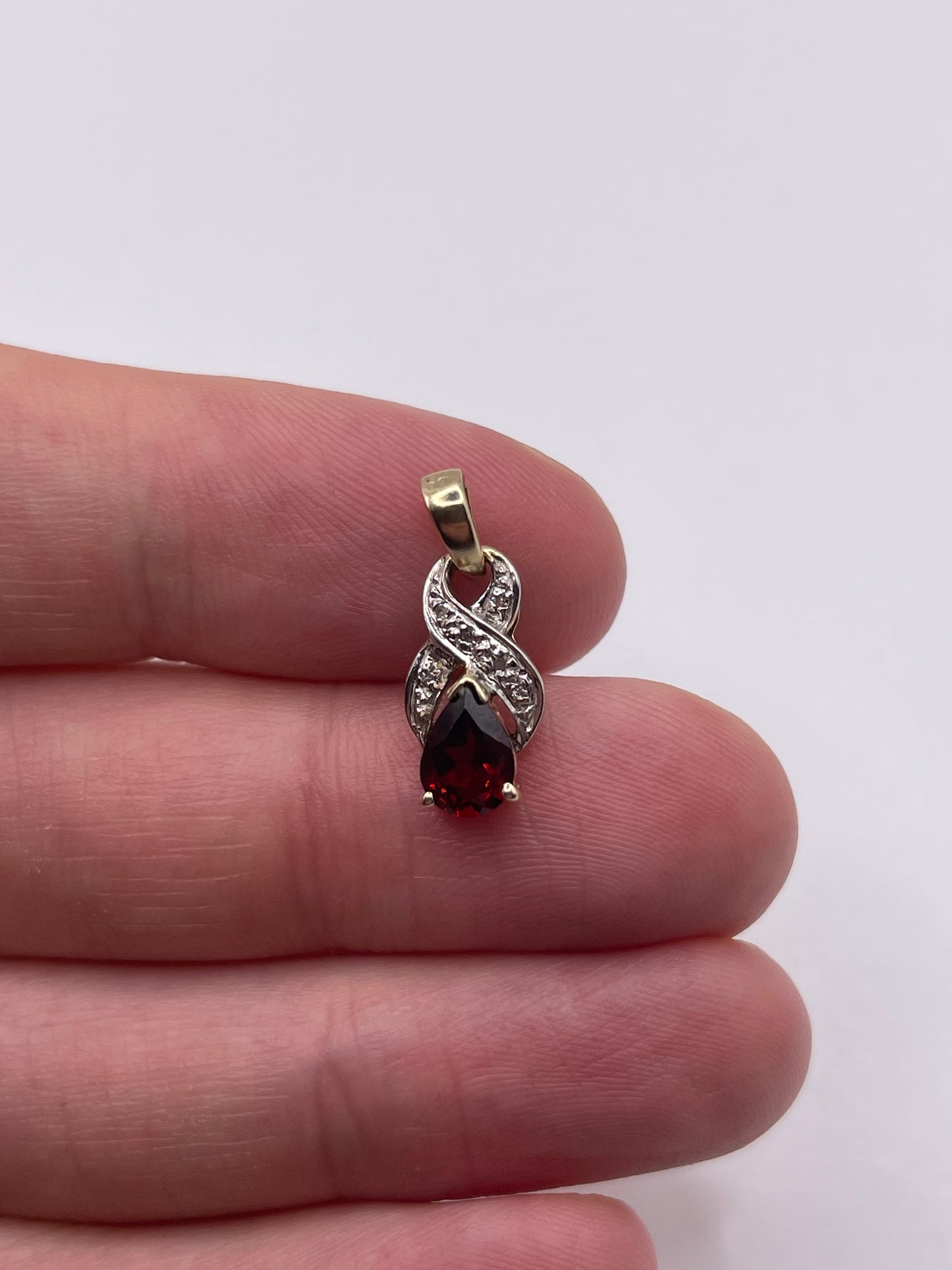 9ct gold garnet and diamond pendant