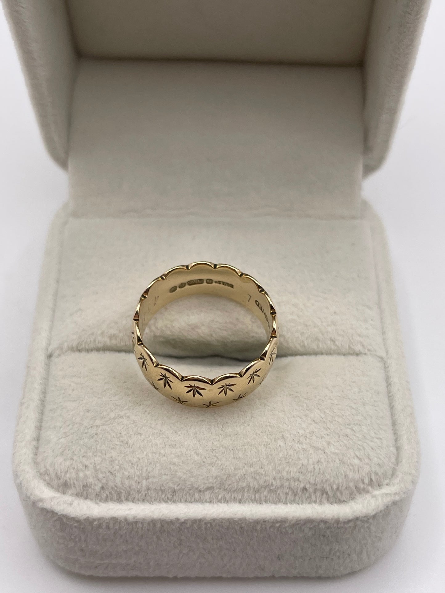 9ct gold patterned band