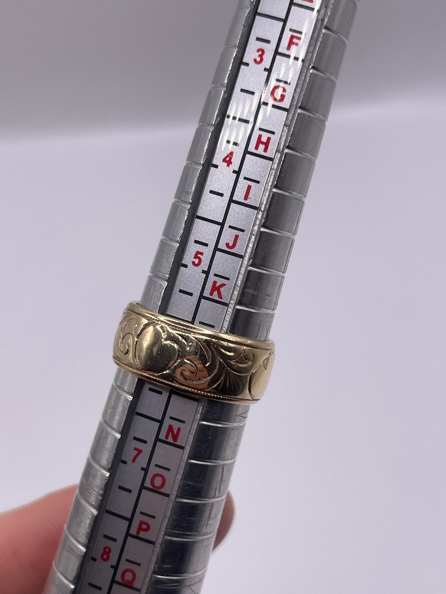 9ct gold patterned band