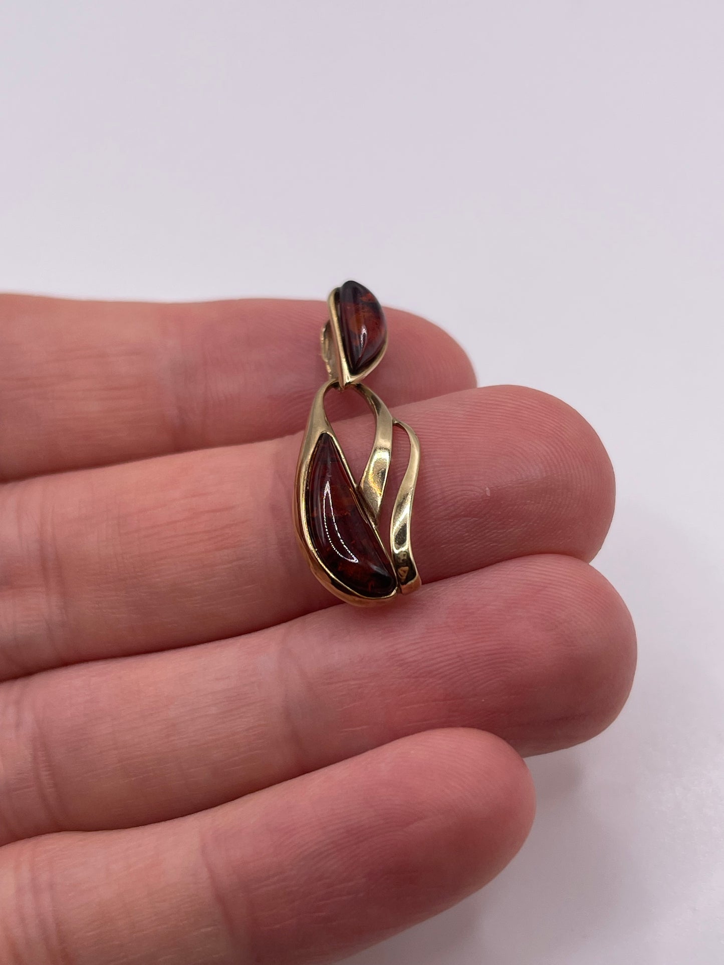 9ct gold amber pendant