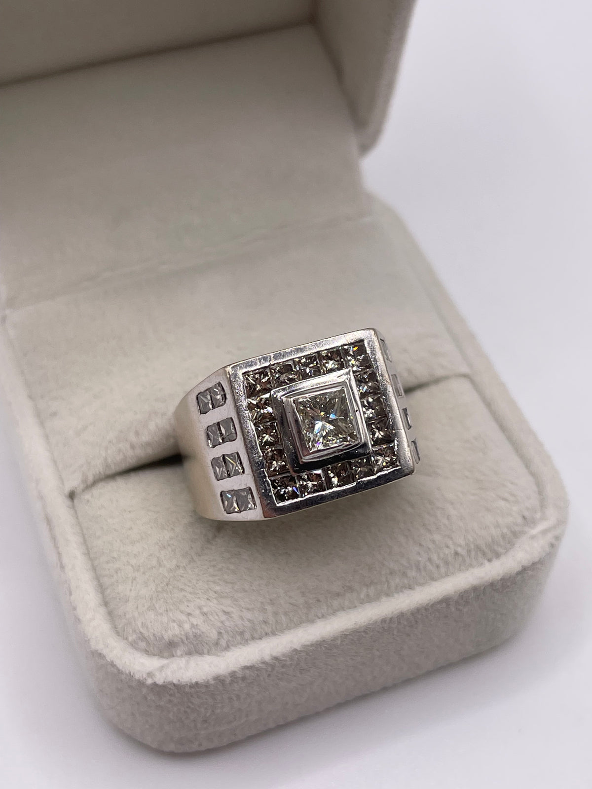 14ct white gold diamond cluster ring