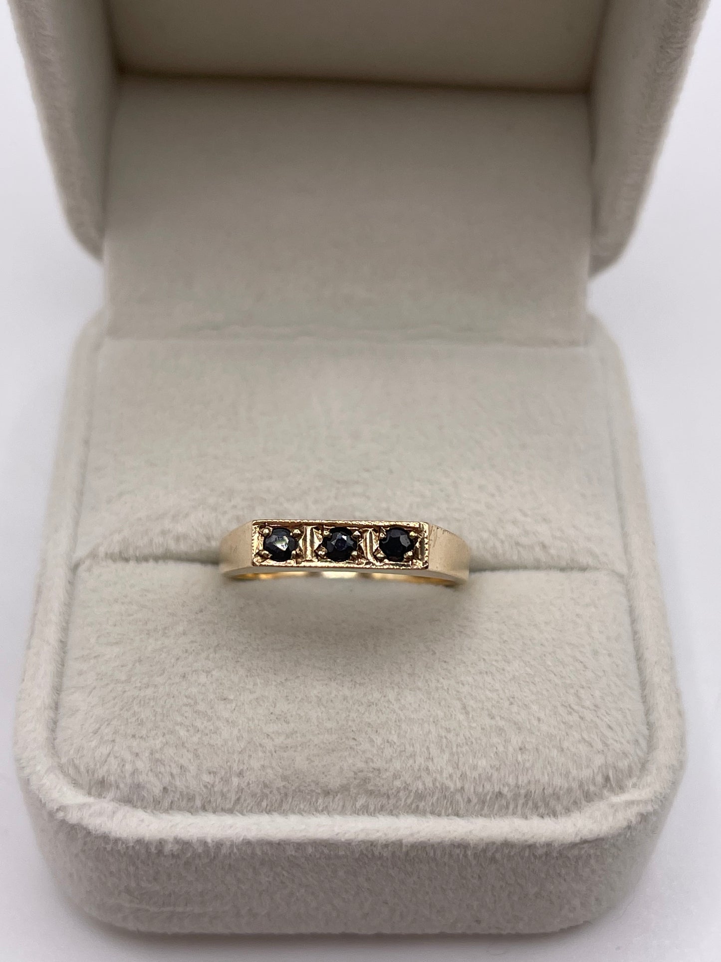 9ct gold sapphire ring