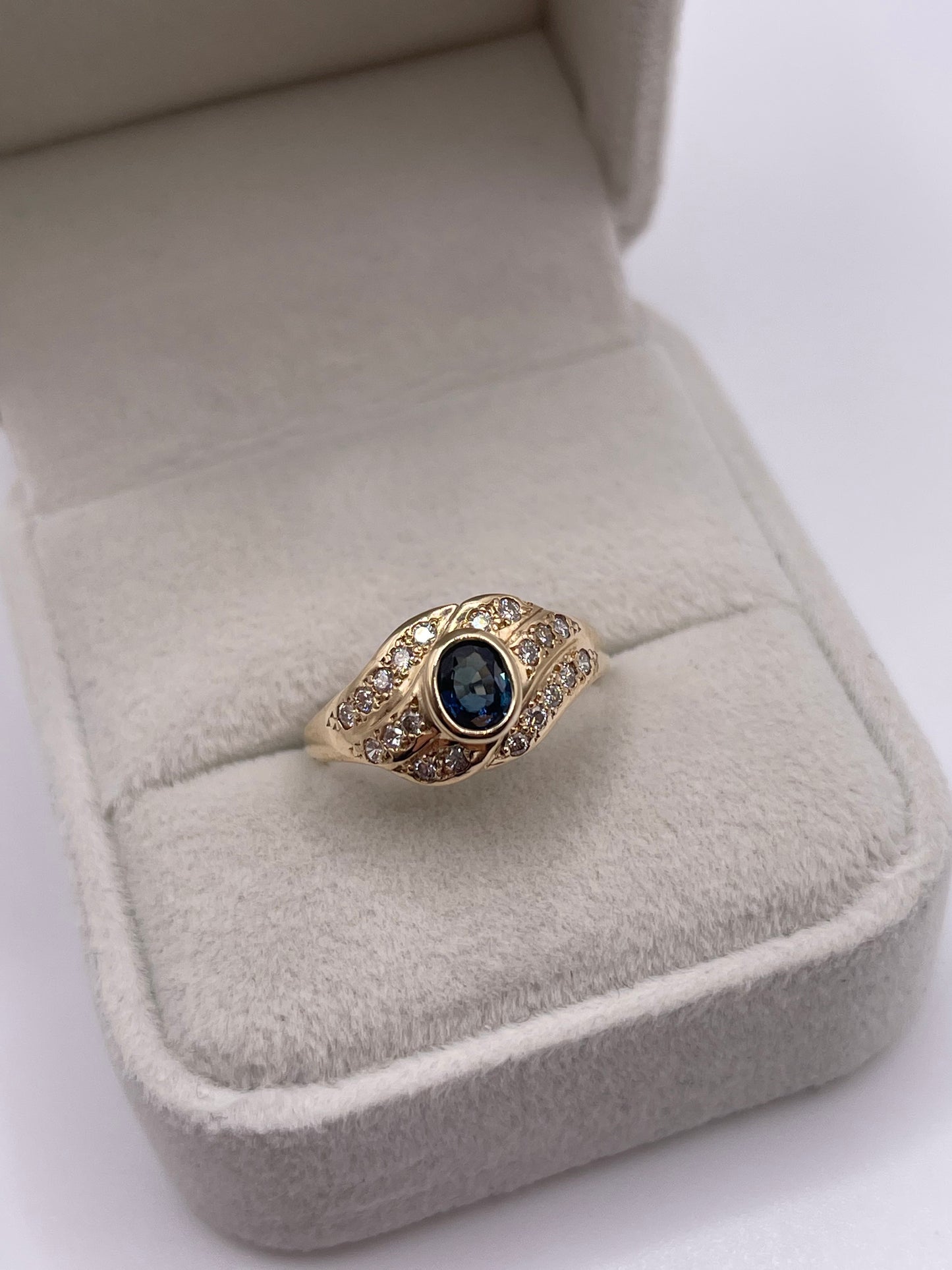 9ct gold sapphire and diamond ring
