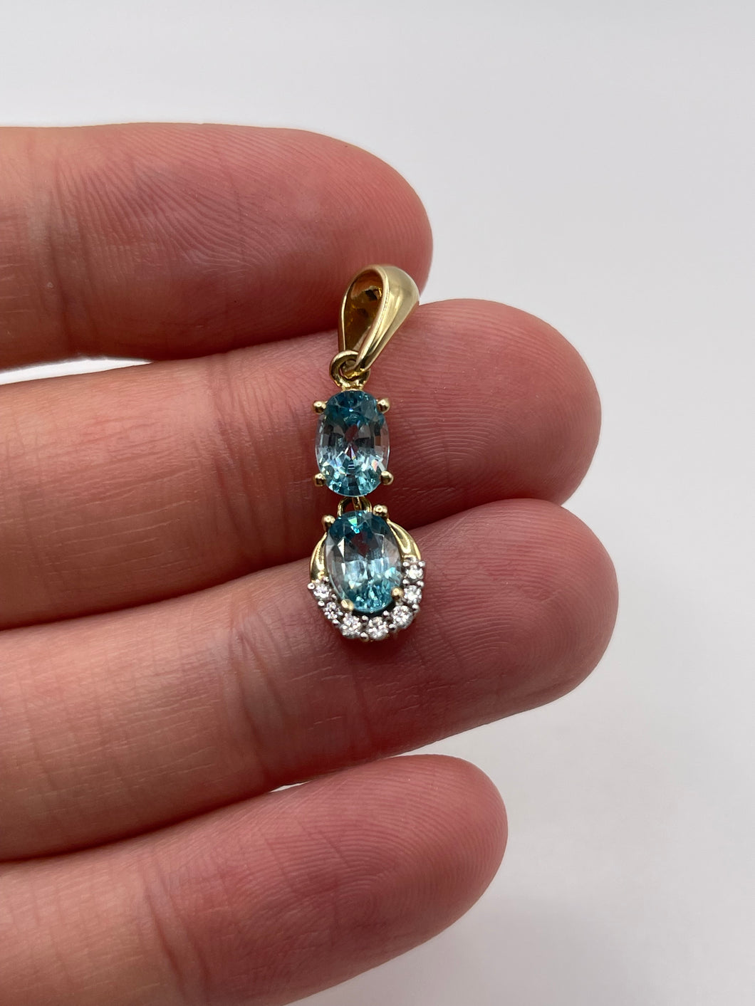 9ct gold blue zircon pendant