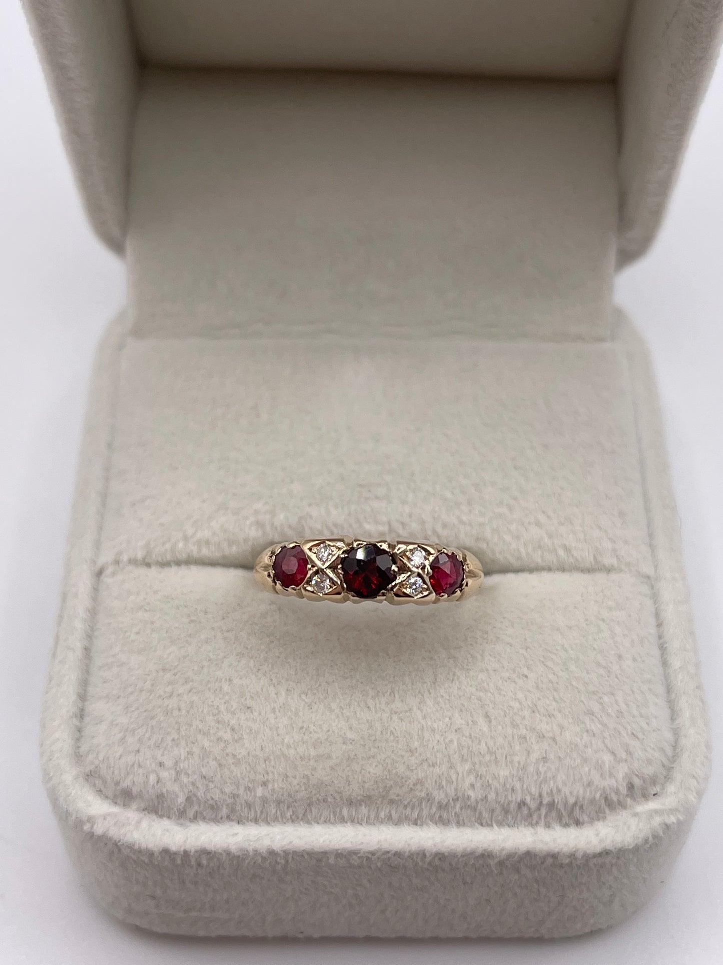 9ct gold garnet and diamond ring