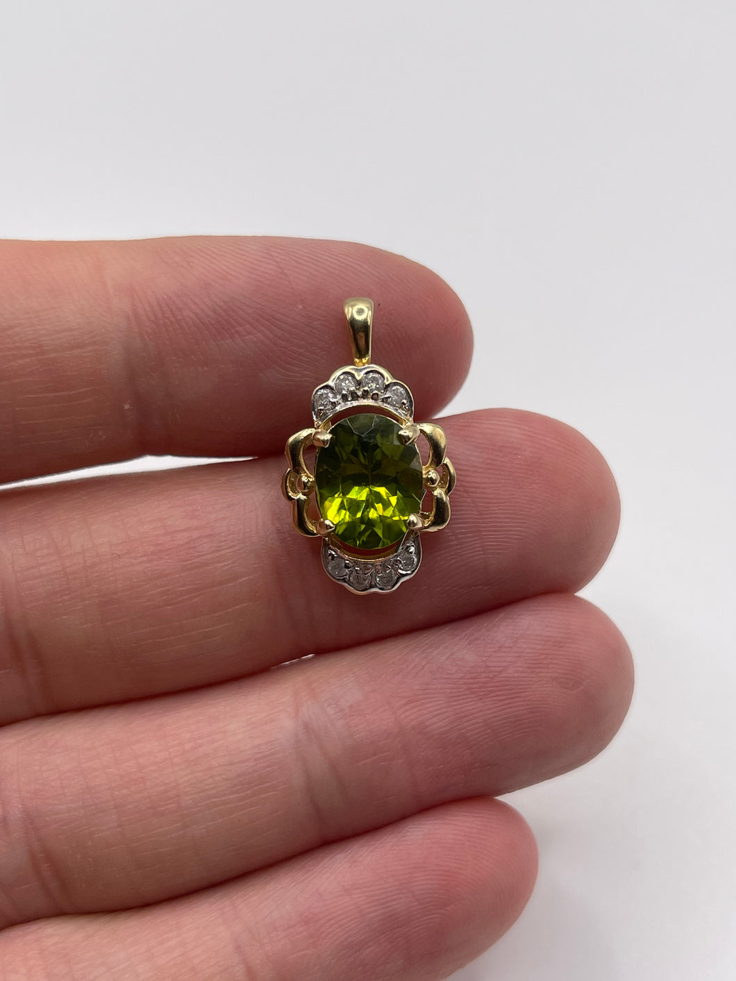 9ct gold peridot and diamond pendant