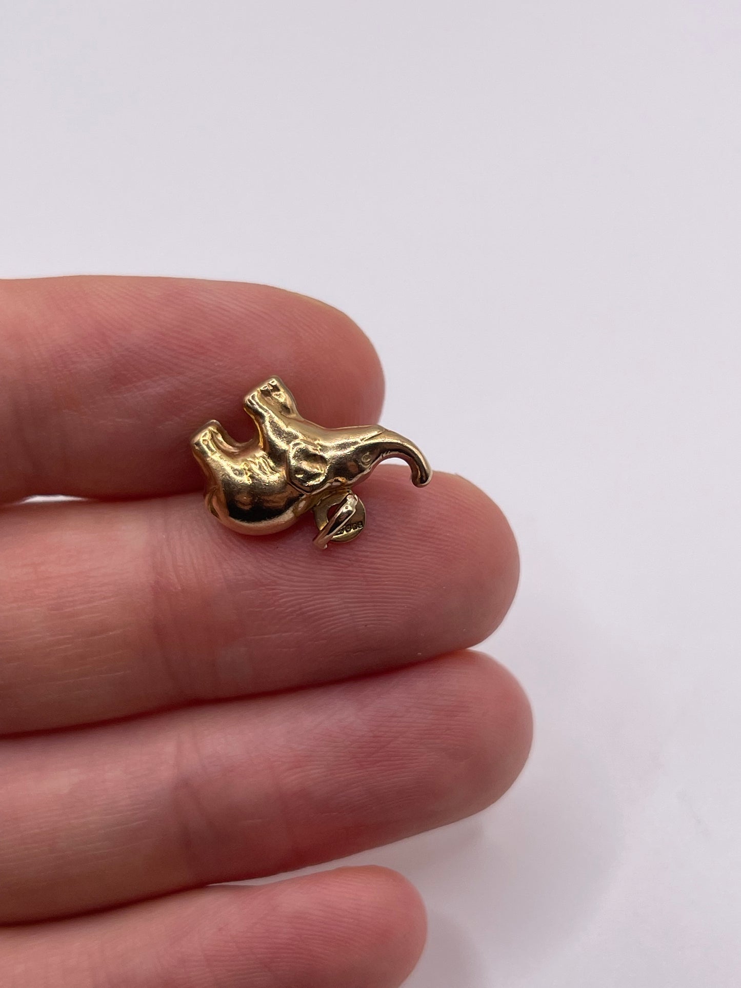 9ct gold elephant charm