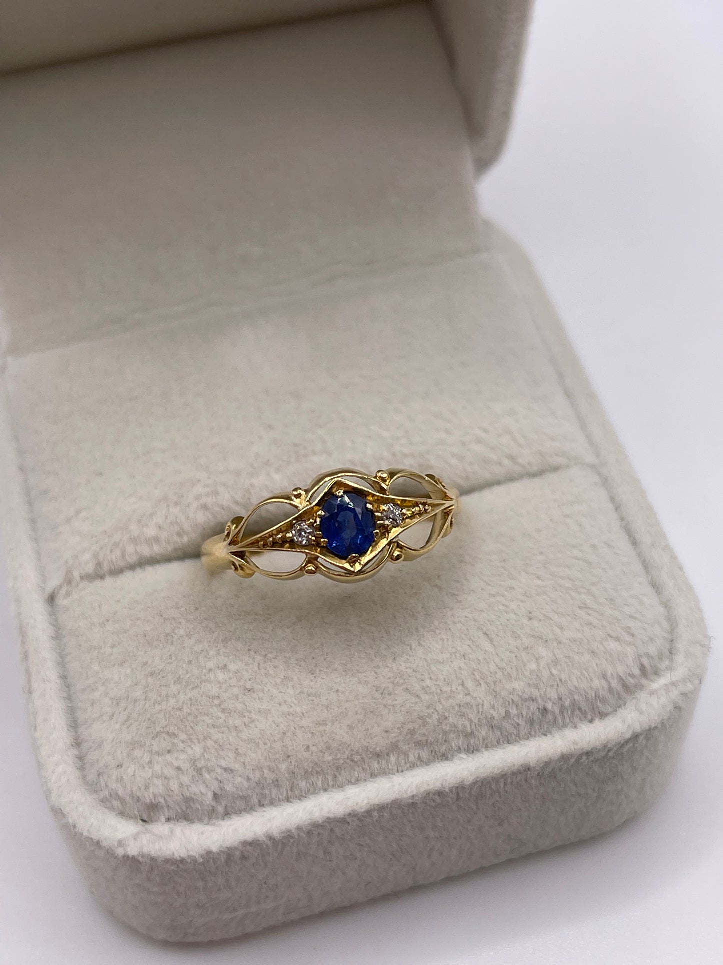 Antique 18ct gold sapphire and diamond ring