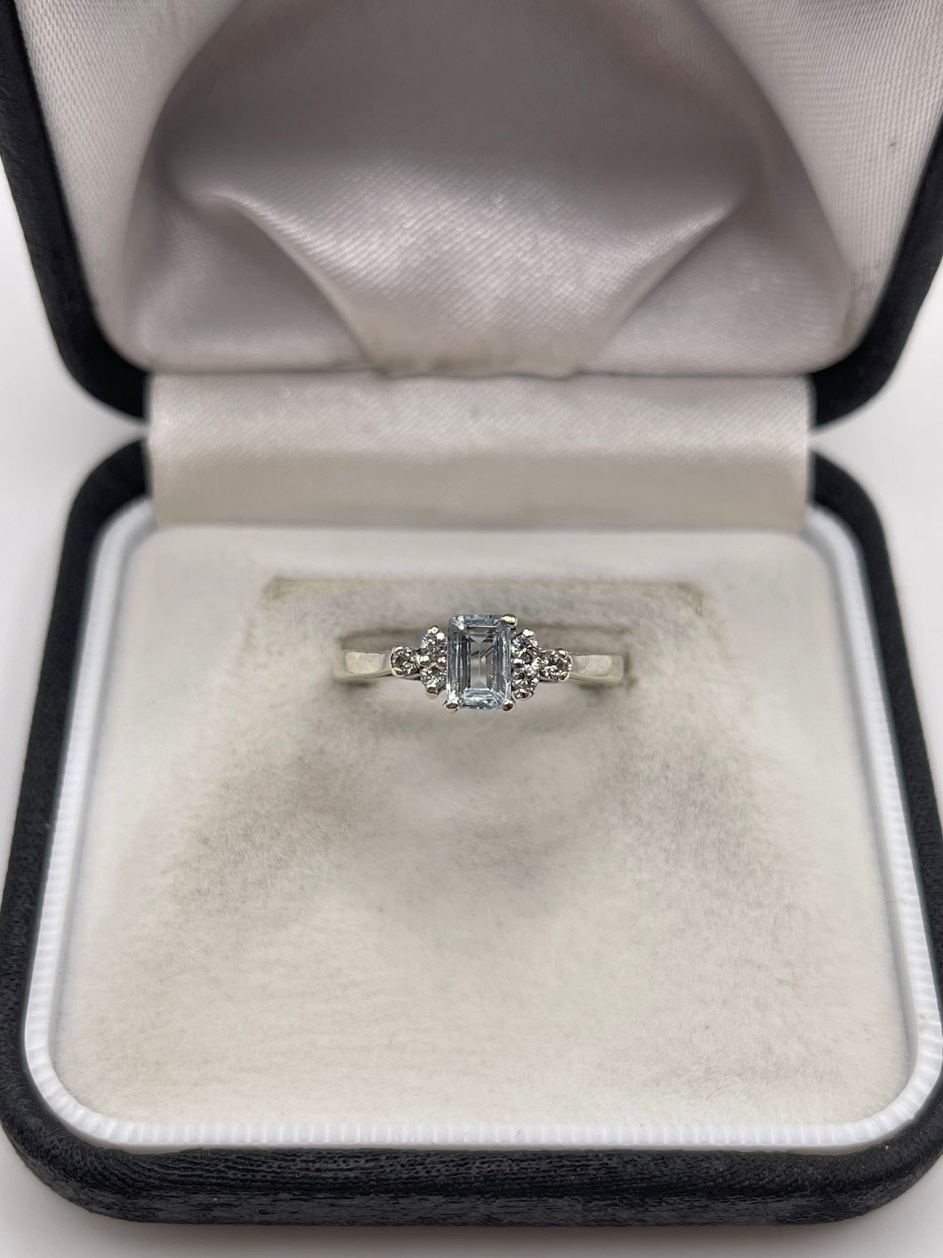 9ct white gold aquamarine and diamond ring