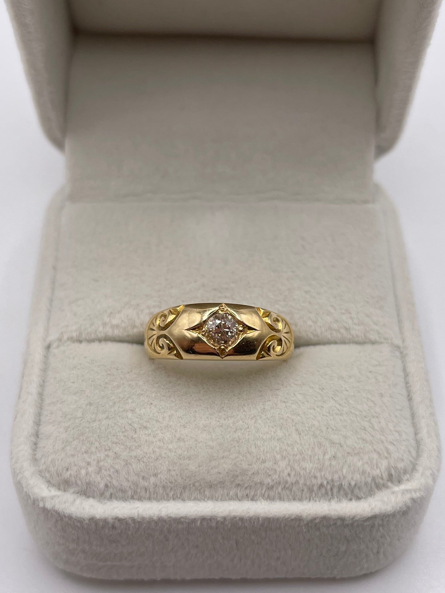 Antique 18ct gold diamond gypsy ring