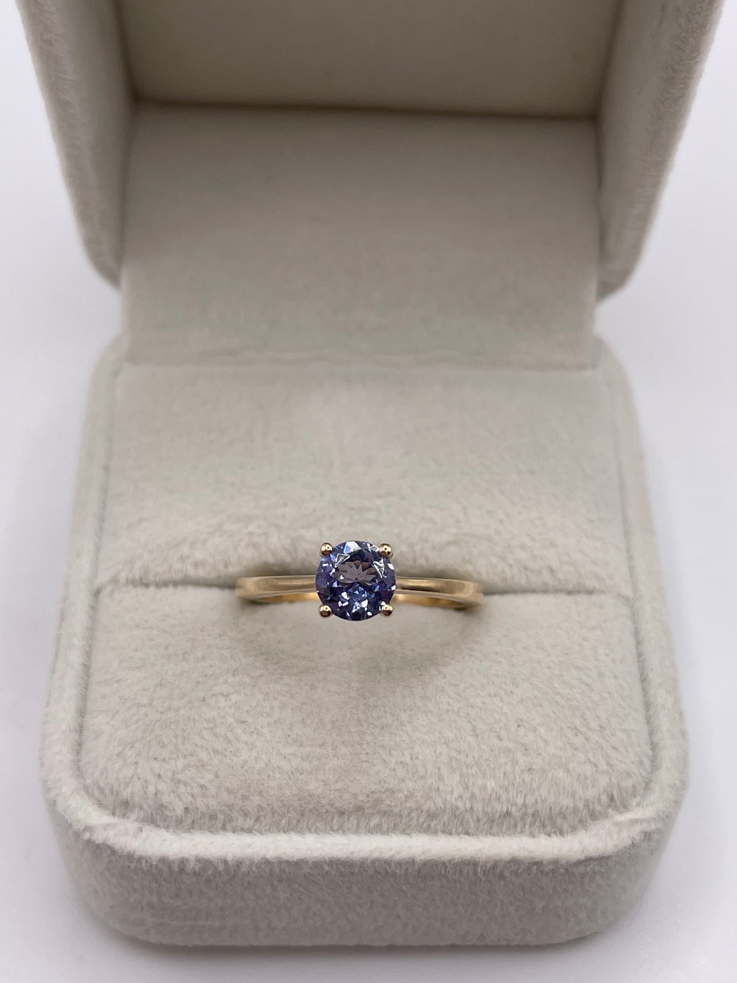 9ct gold tanzanite and emerald ring