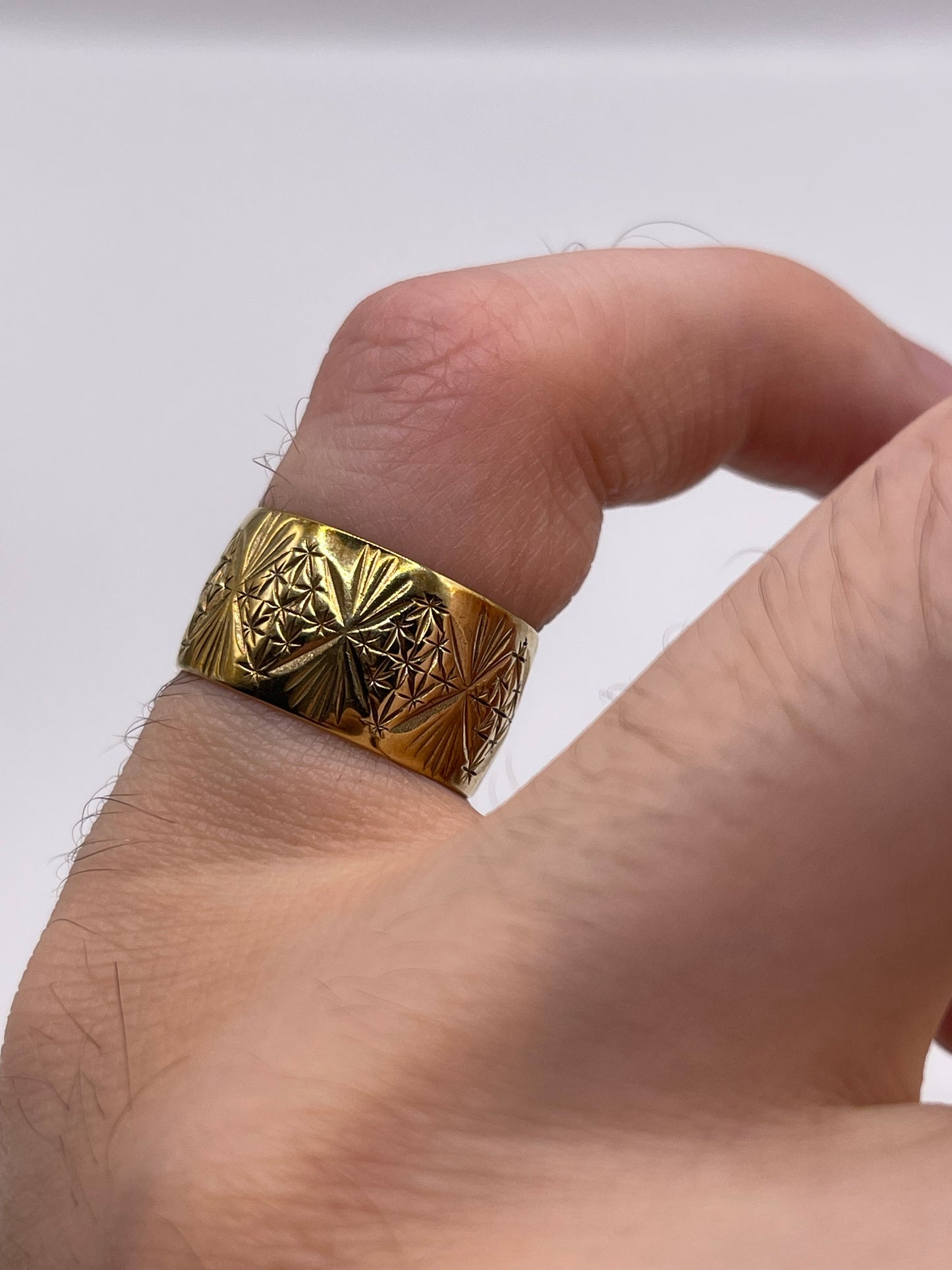 9ct gold patterned band