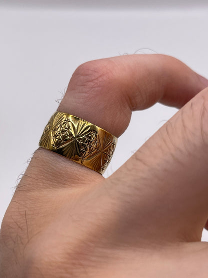 9ct gold patterned band