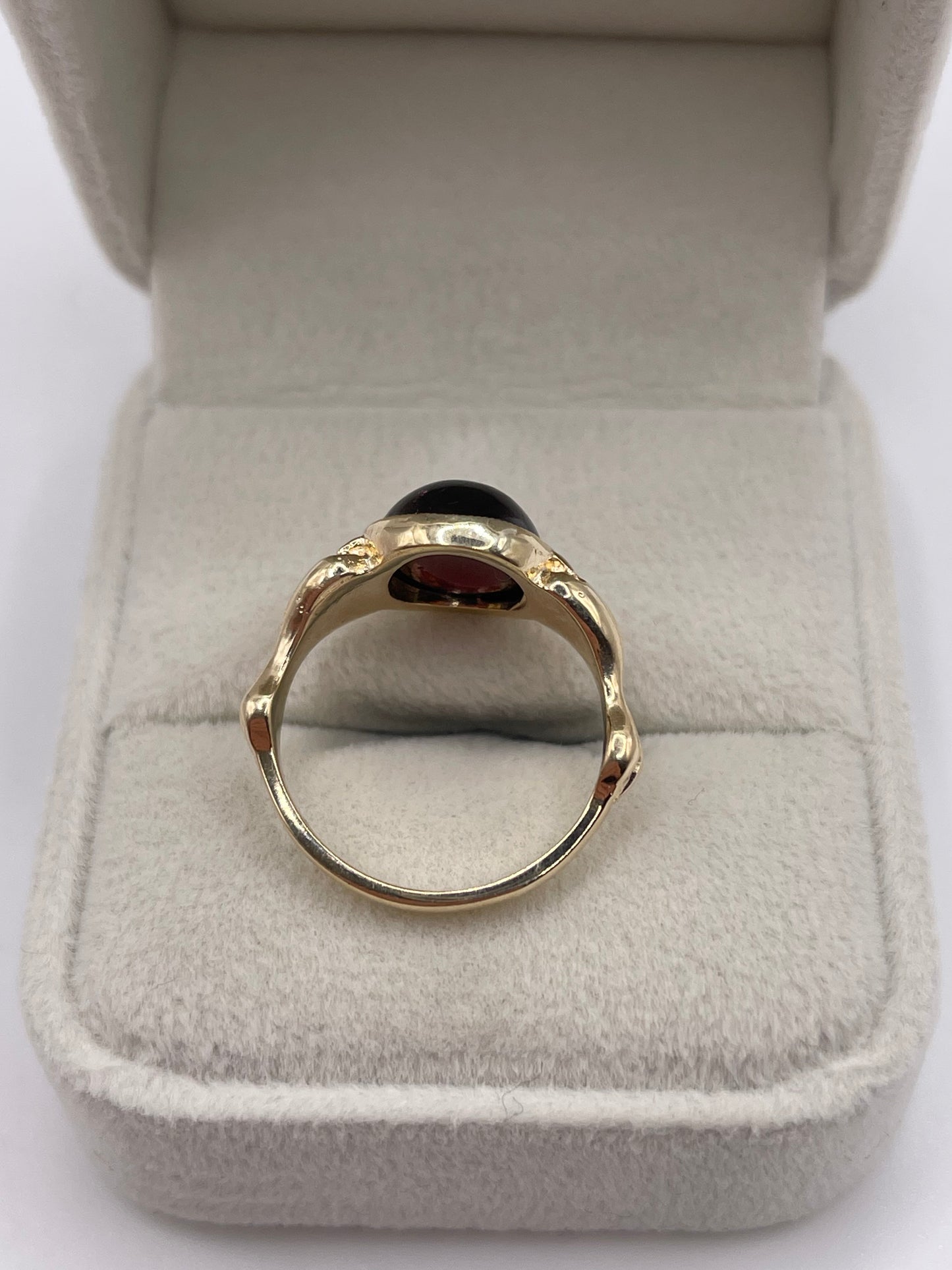 9ct gold cabochon garnet claw ring