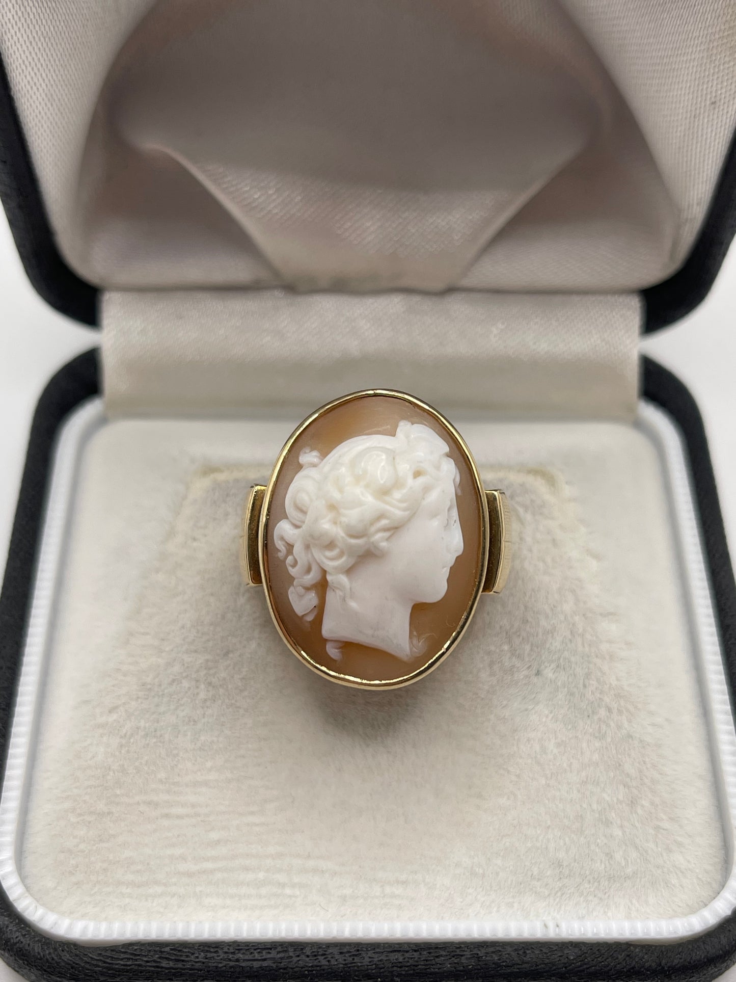 Antique 9ct gold cameo ring