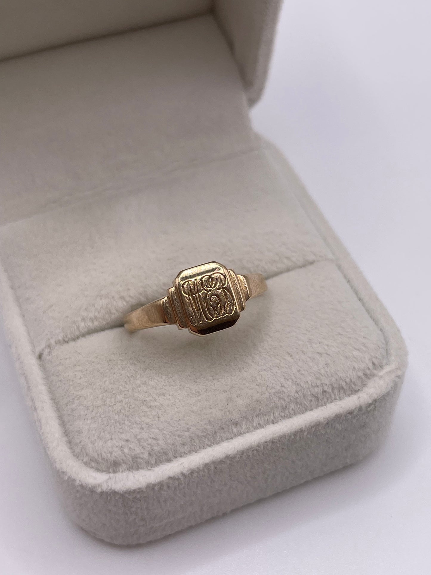9ct gold initial signet ring