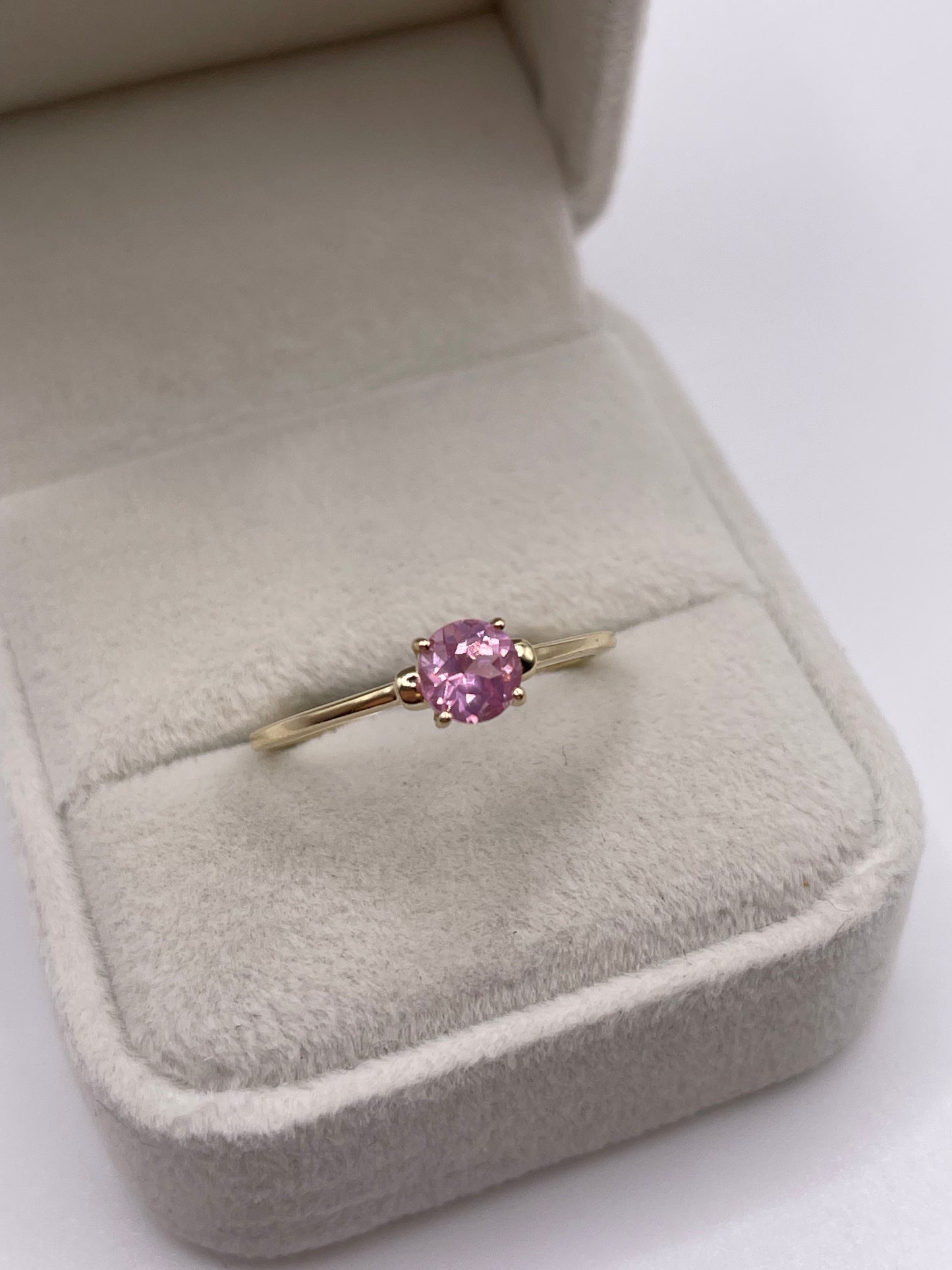 9ct gold quartz ring
