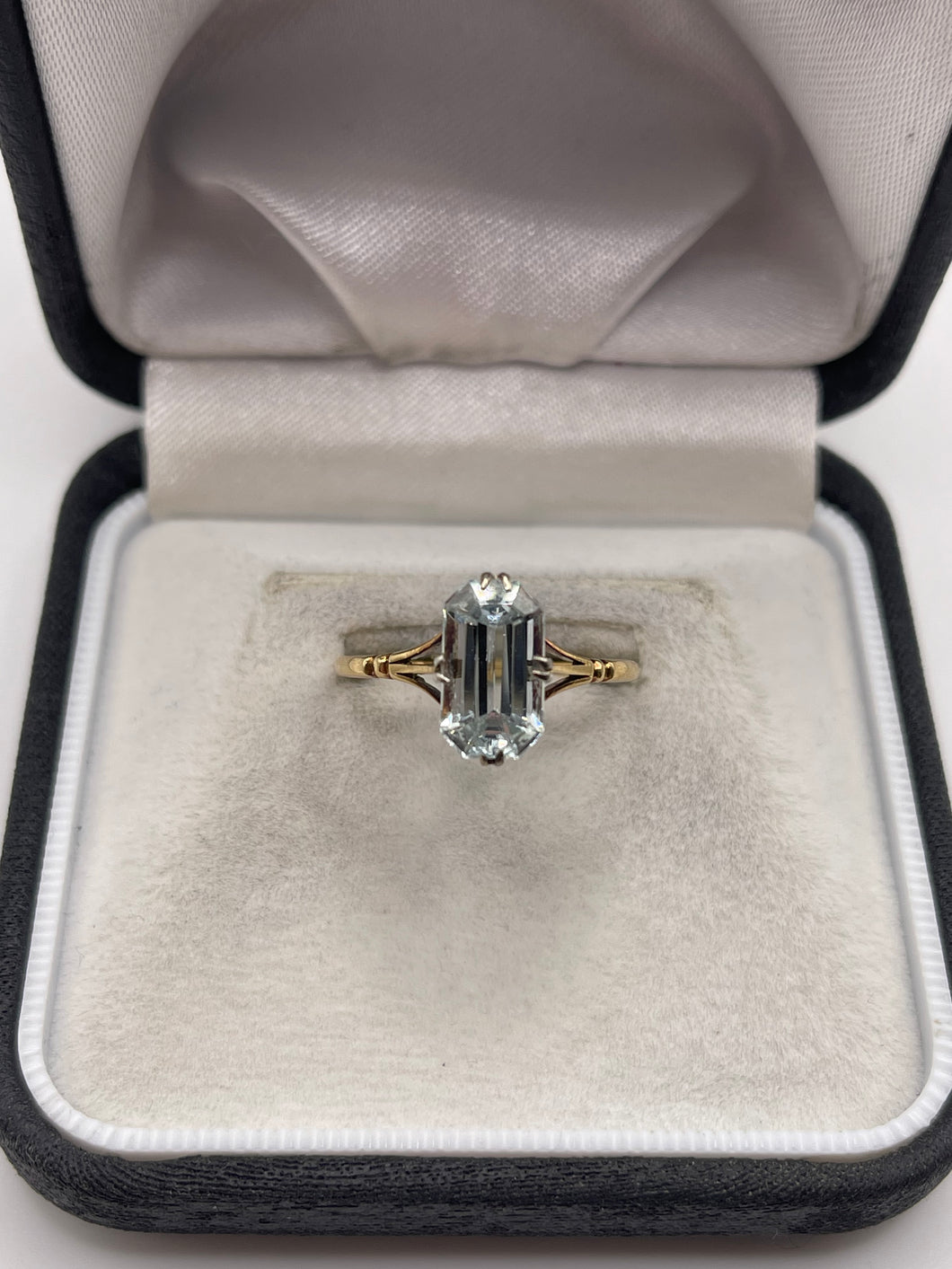 18ct gold aquamarine ring