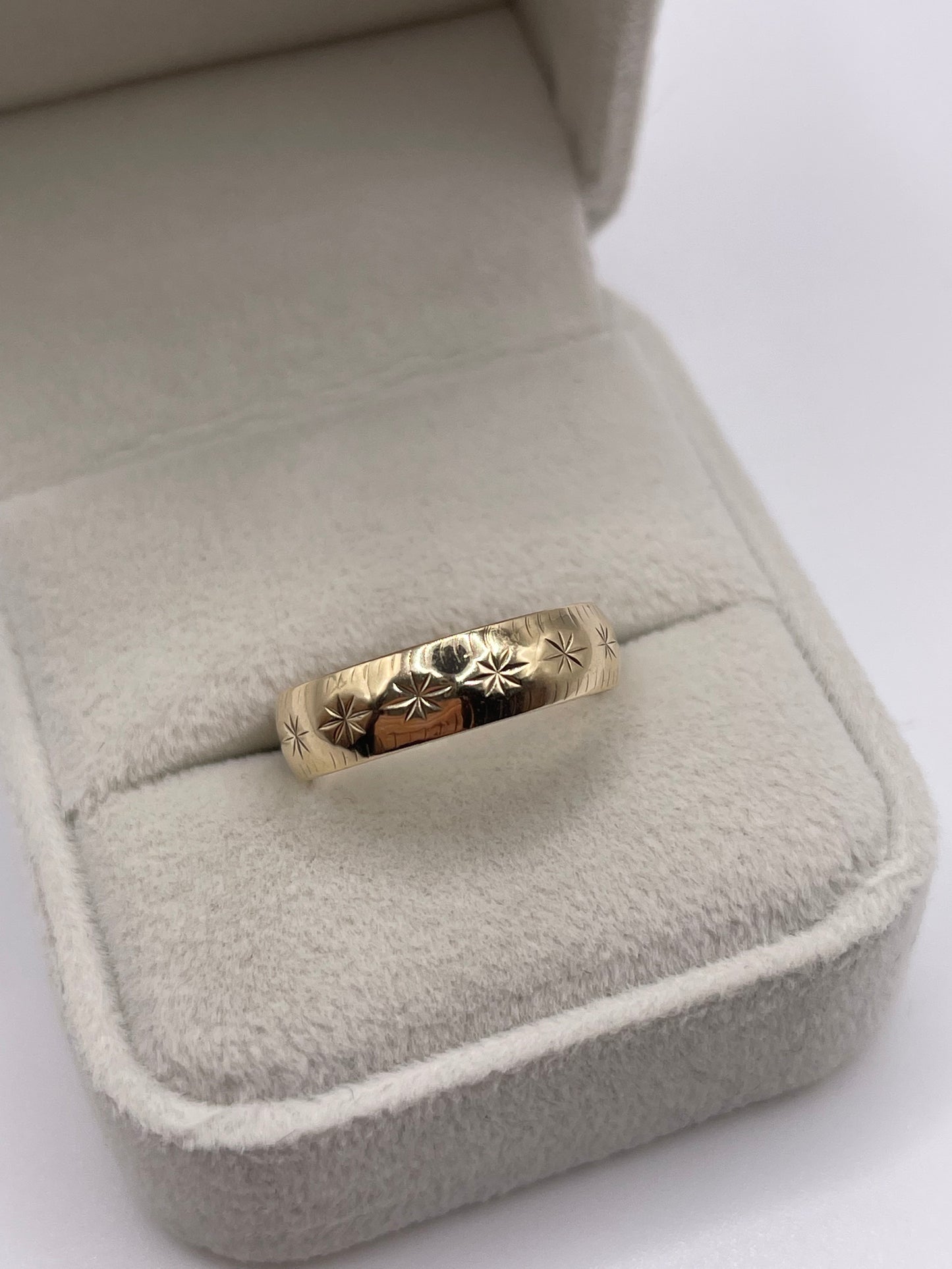 9ct gold patterned band