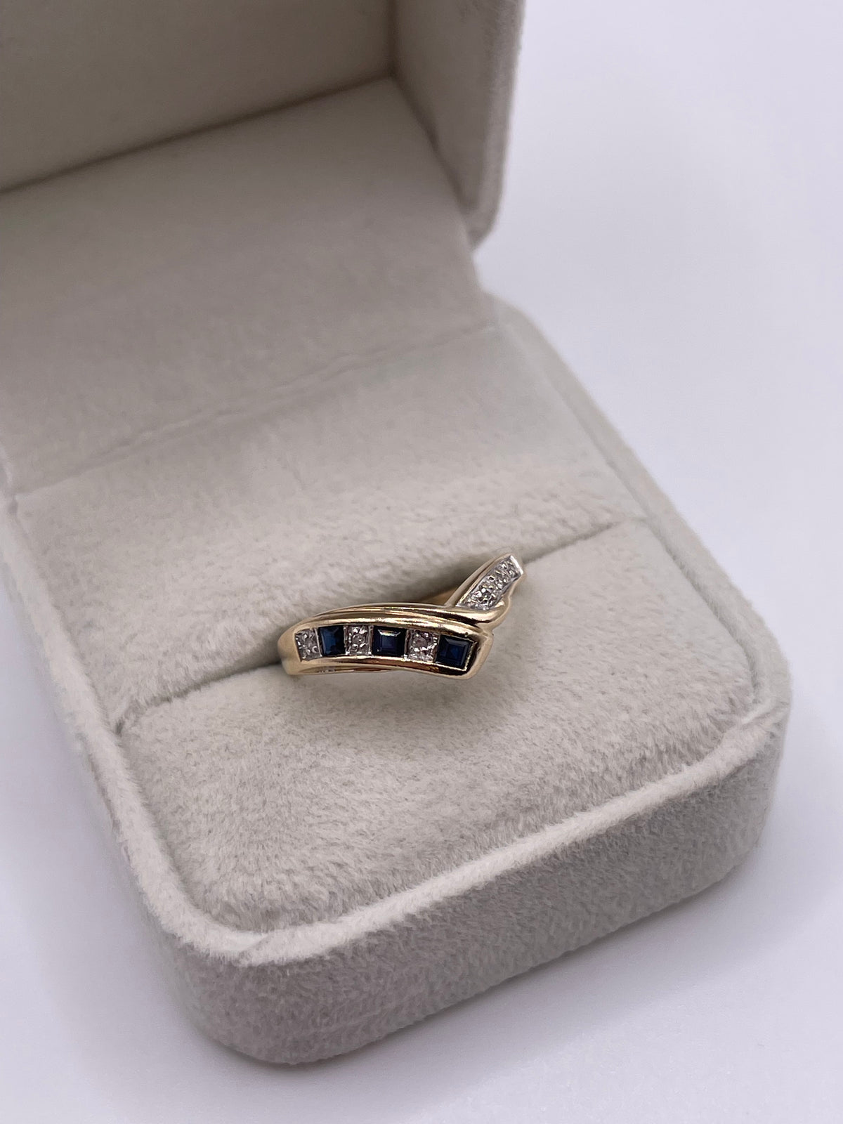 9ct gold sapphire and diamond ring