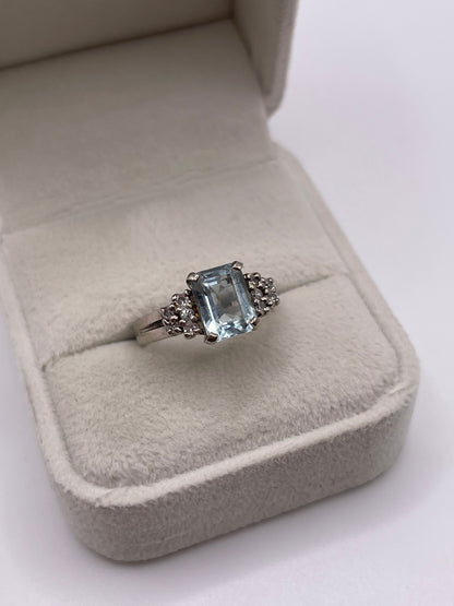 18ct white gold aquamarine and diamond ring
