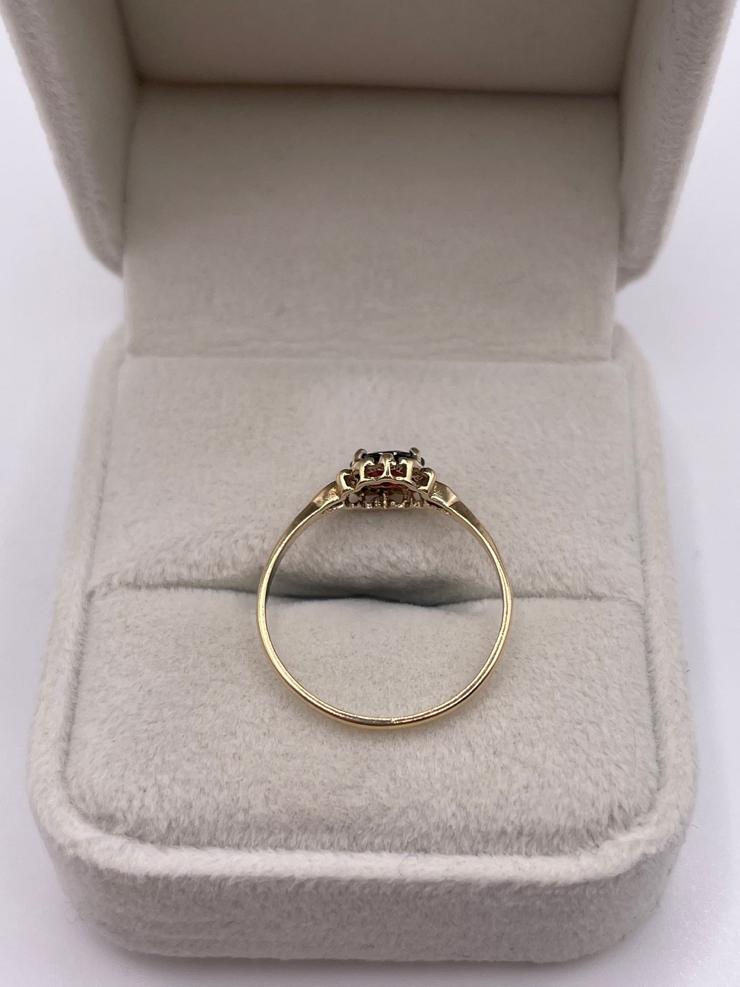 9ct gold garnet ring