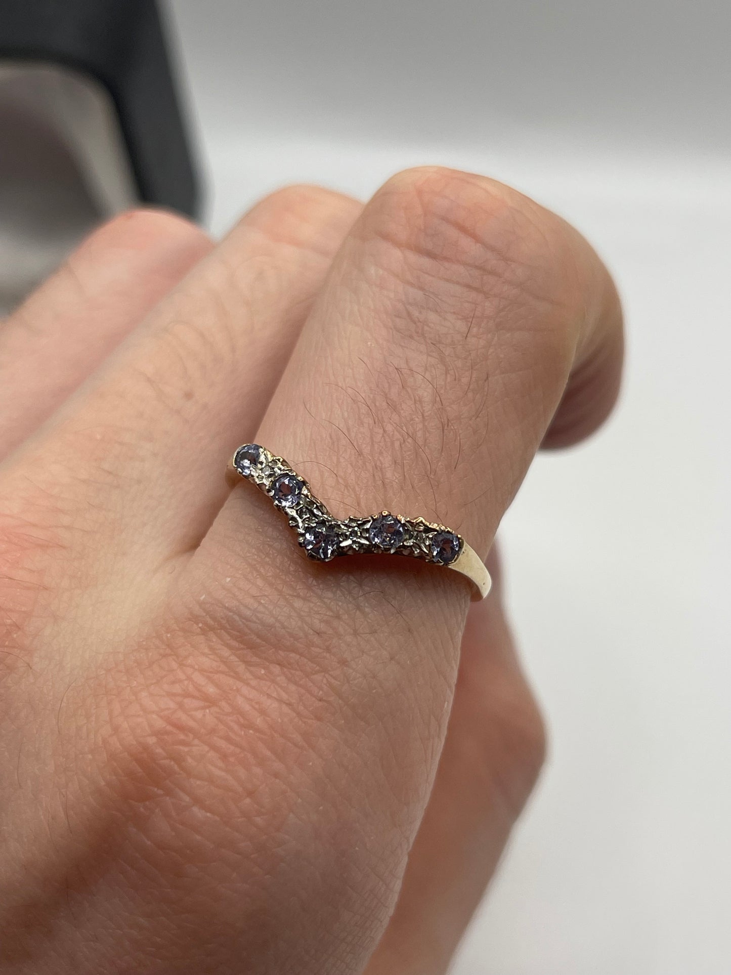 9ct gold tanzanite and diamond ring