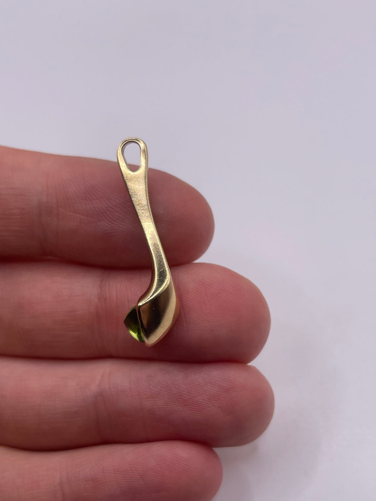 9ct gold cabochon peridot pendant