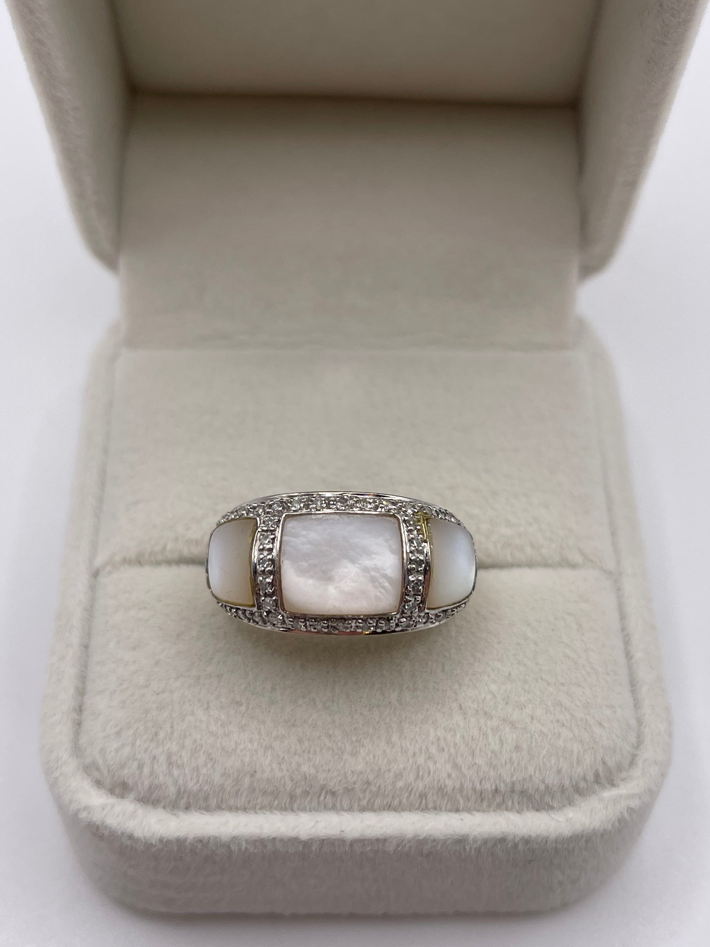 9ct gold mother of pearl and diamond ring
