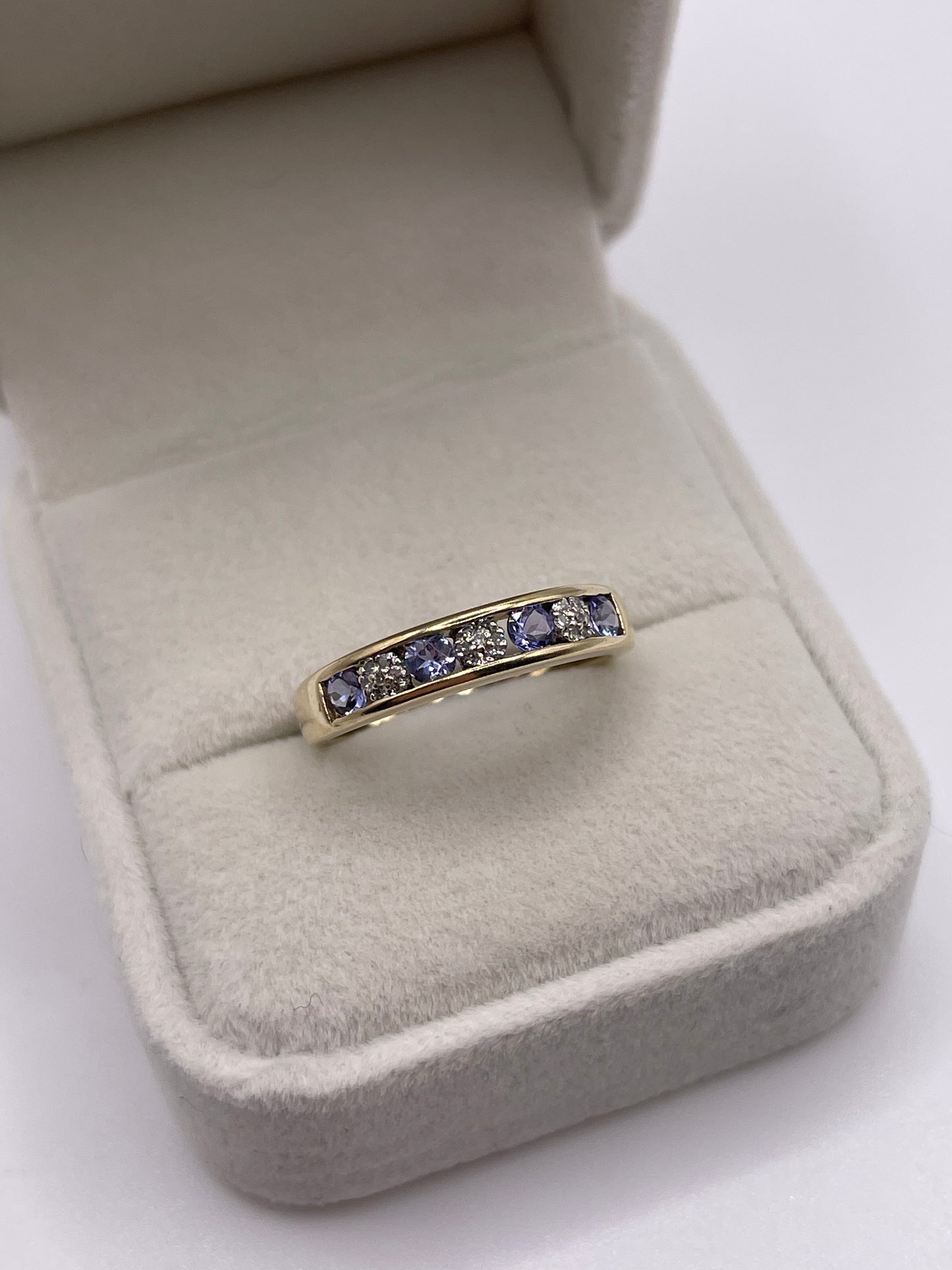 9ct gold tanzanite and diamond ring